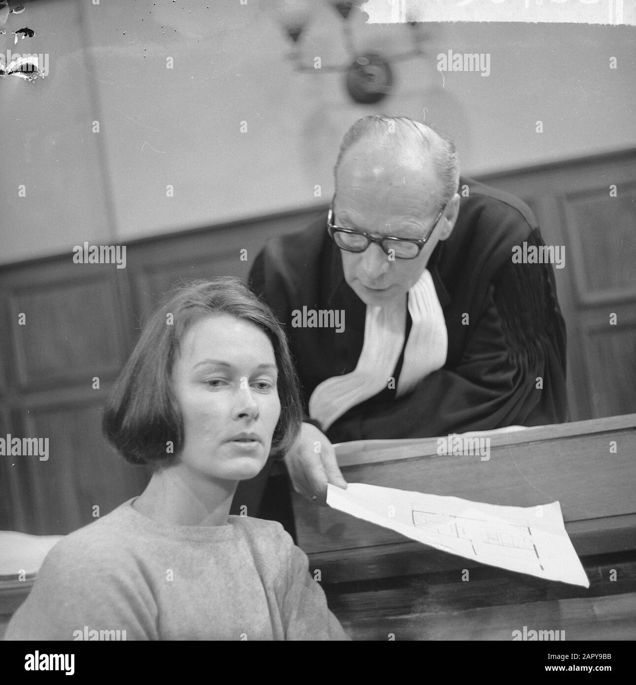 Television Court. The Wilma Elgers case. Wilma in conversation with her defender mr. J. H. M. Mathuisen Date: 28 October 1963 Keywords: conversations, courts, televisions, defenders Personal name: Wilma Stock Photo