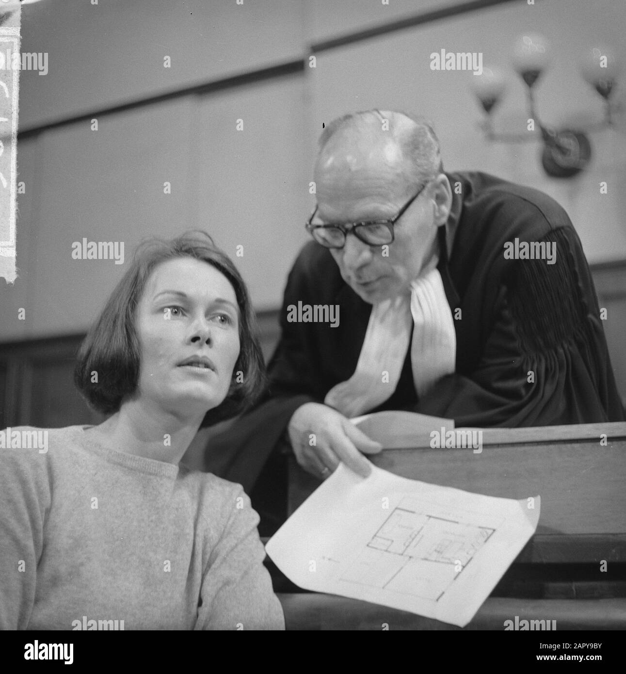 Television Court. The Wilma Elgers case. Wilma in conversation with her defender Mr. J. K. M. Mathuisen Date: October 28, 1963 Keywords: conversations, courts, televisions, defenders Personal name: Wilma Stock Photo