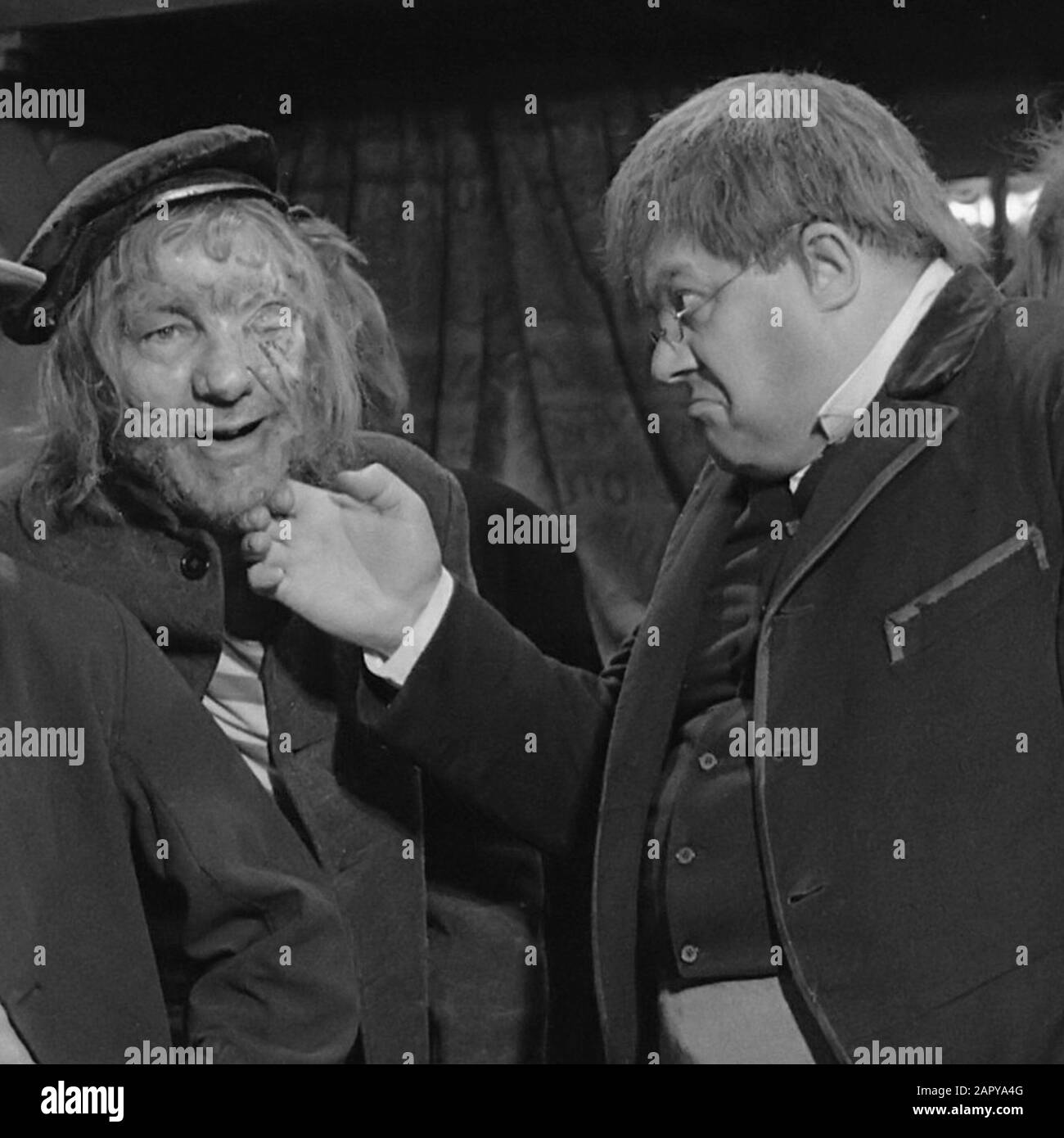 Televisiestuk Drie stuivers opera, Hans Kaart (Peachum) te midden van bedelaars 3 november 1960 Stock Photo