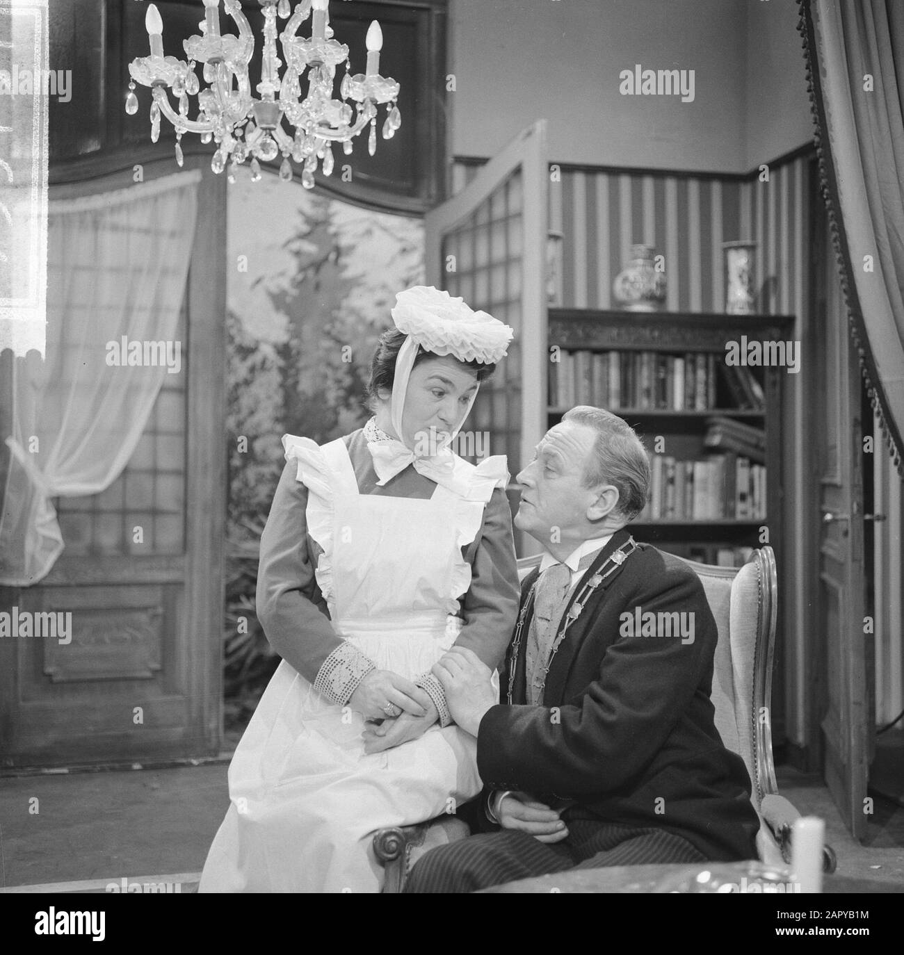 Swiebertje. NCRV television, Saartje (Jetty Cantor) and mayor (Rien van  Nunen) Date: 21 January 1964 Keywords: programs, televisions Personal name:  Cantor, Jetty, Nunen, Rien van, Saartje Institution name: NCRV Stock Photo  - Alamy