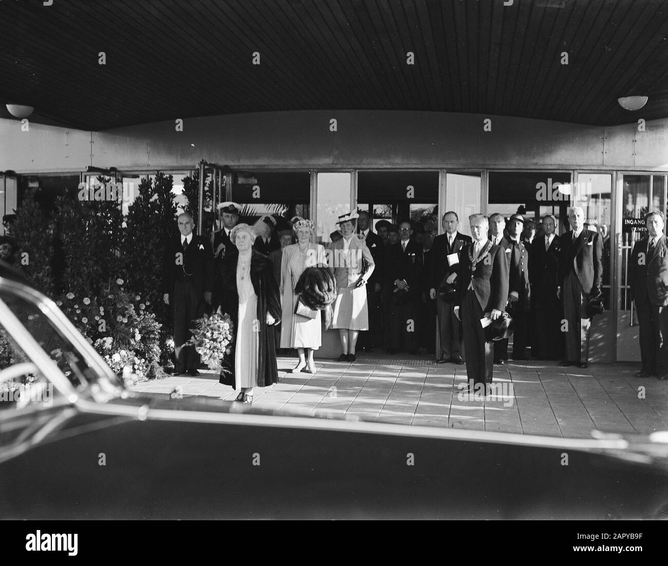 50th anniversary Queen Wilhelmina  Entry in Amsterdam, last as reigning frost.Departure from the Amstelstation. Date: 30 August 1948 Location: Amsterdam, Noord-Holland Keywords: anniversaries, royal house, railways Personal name: Wilhelmina, queen Institution name: Amstelstation Stock Photo