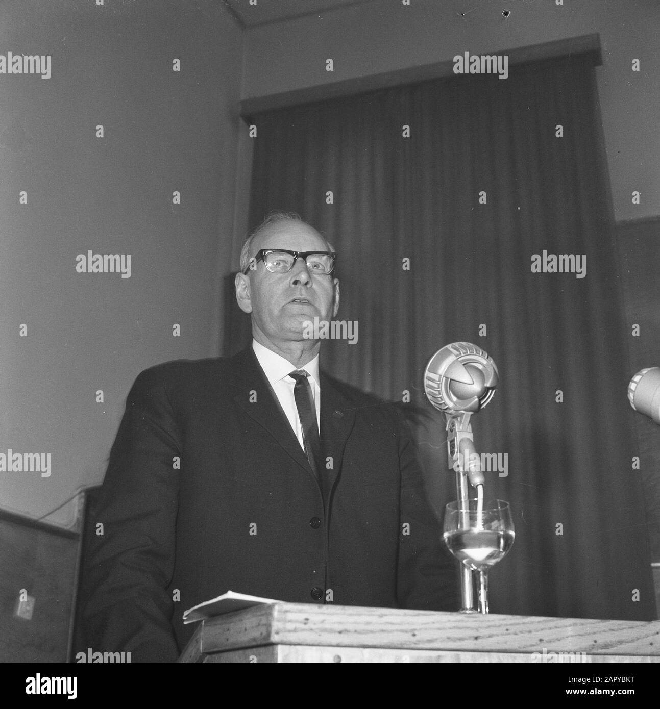 New chairman CNV J. van Eibergen. Speech of the former chairman of the CNV, C. van Mastrigt Date: 24 March 1964 Keywords: trade unions, chairmen Personal name: Mastrigt, C.J. of Institutional name: CNV Stock Photo