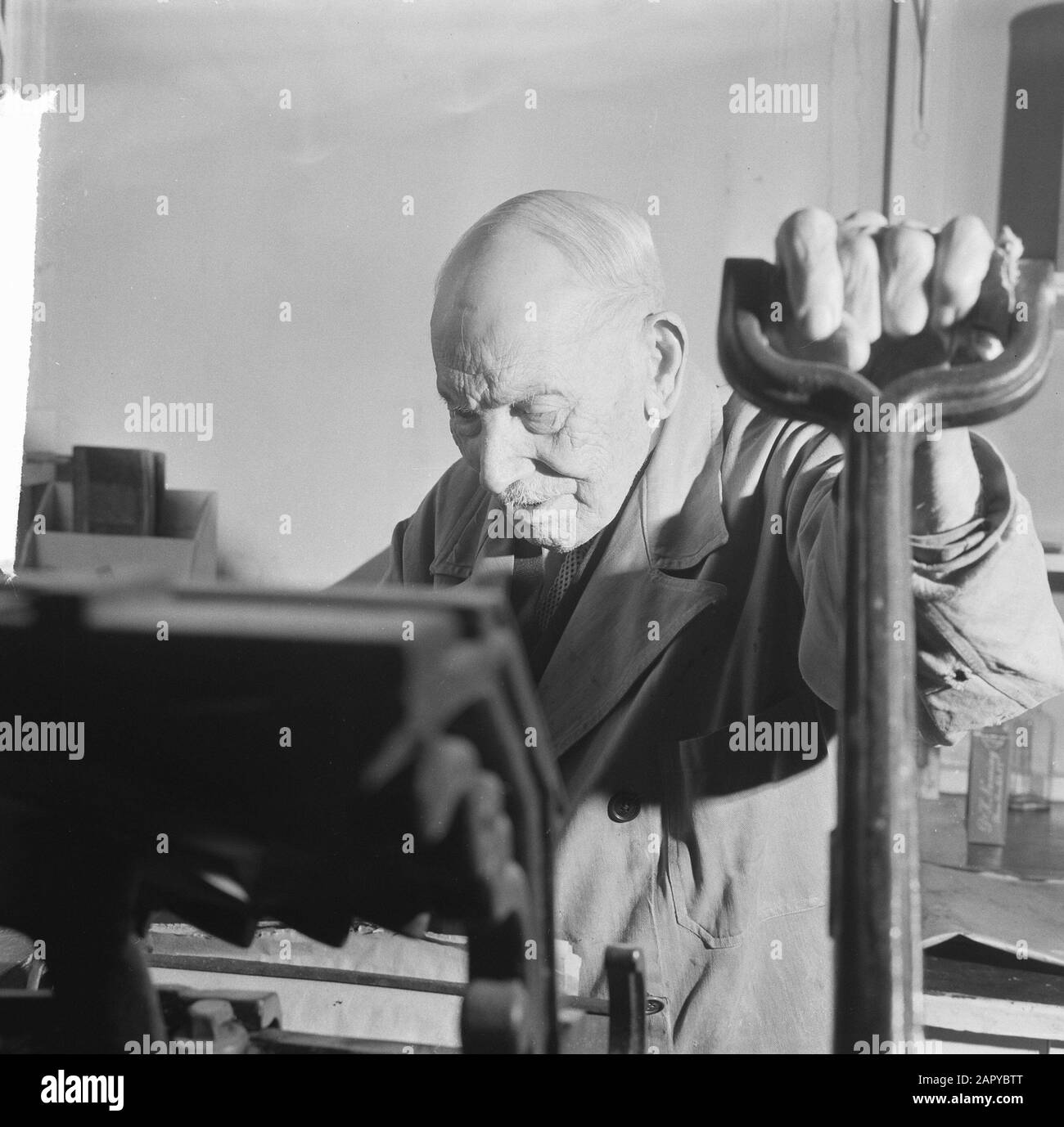 Dutch oldest employee at pharmacy N. Nanning in The Hague, 80 years in ...