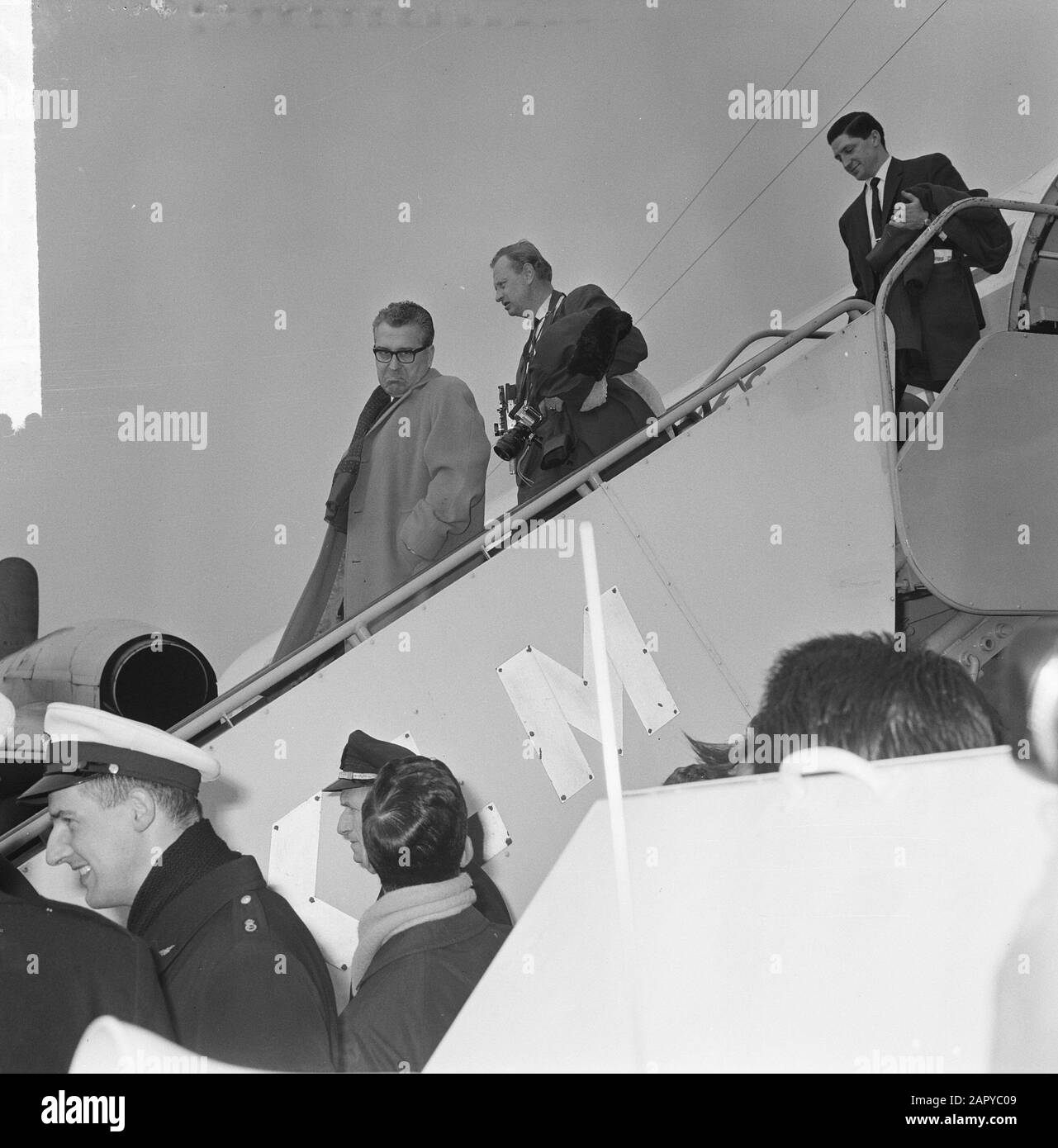 Princess Irene departed from Schiphol to Paris, passengers leave the plane Date: 8 April 1964 Location: Noord-Holland, Schiphol Keywords: PASSENGERS, aircraft Person name: Irene, princess Stock Photo