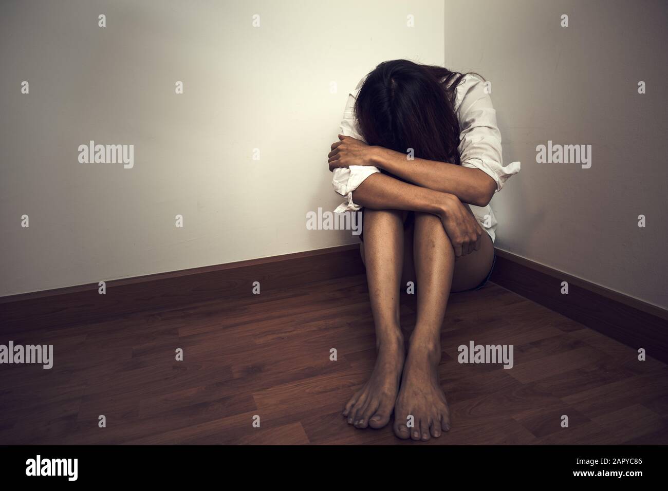 что такое апатия у человека. апатия депрессия. человек в депрессии. грустная женщина. это одиночество.