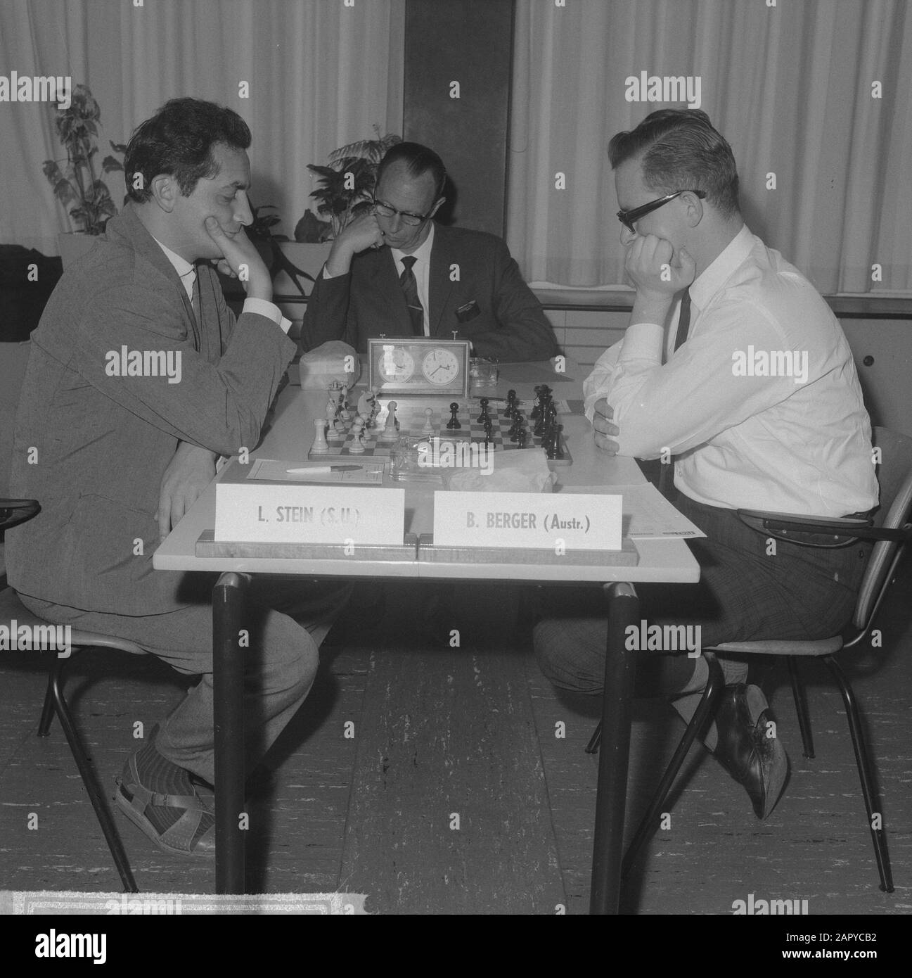 Inter zonchess tournament Leonid Stein vs. Béla Berger Date: June 7, 1964  Keywords: chess tournaments Personal name: Ivkov Stock Photo - Alamy