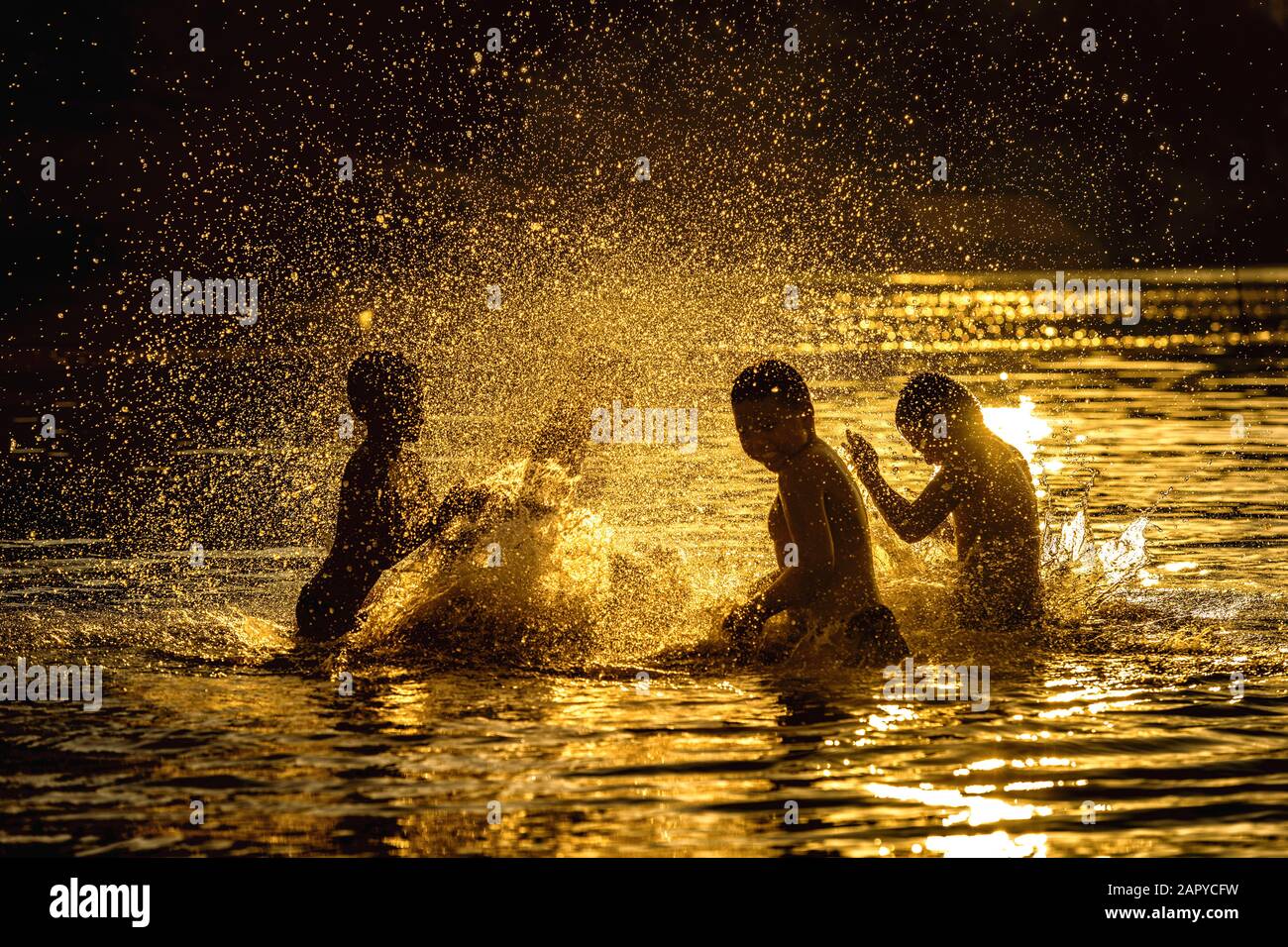 Kids splashing hi-res stock photography and images - Alamy
