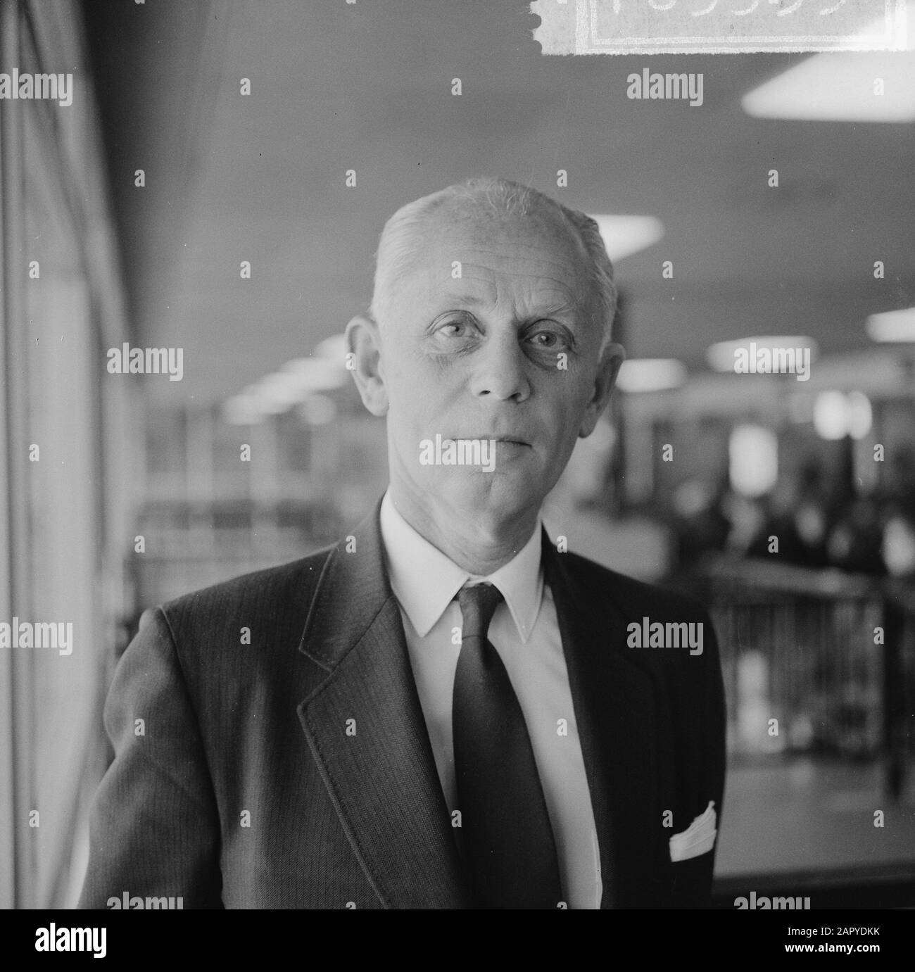 Dr. L. Sally (known Canadian medicine) departed from Schiphol (head) Date: 11 October 1964 Location: Noord-Holland, Schiphol Keywords: KOPEN, doctors Personal name: Dr. L. Sely Stock Photo