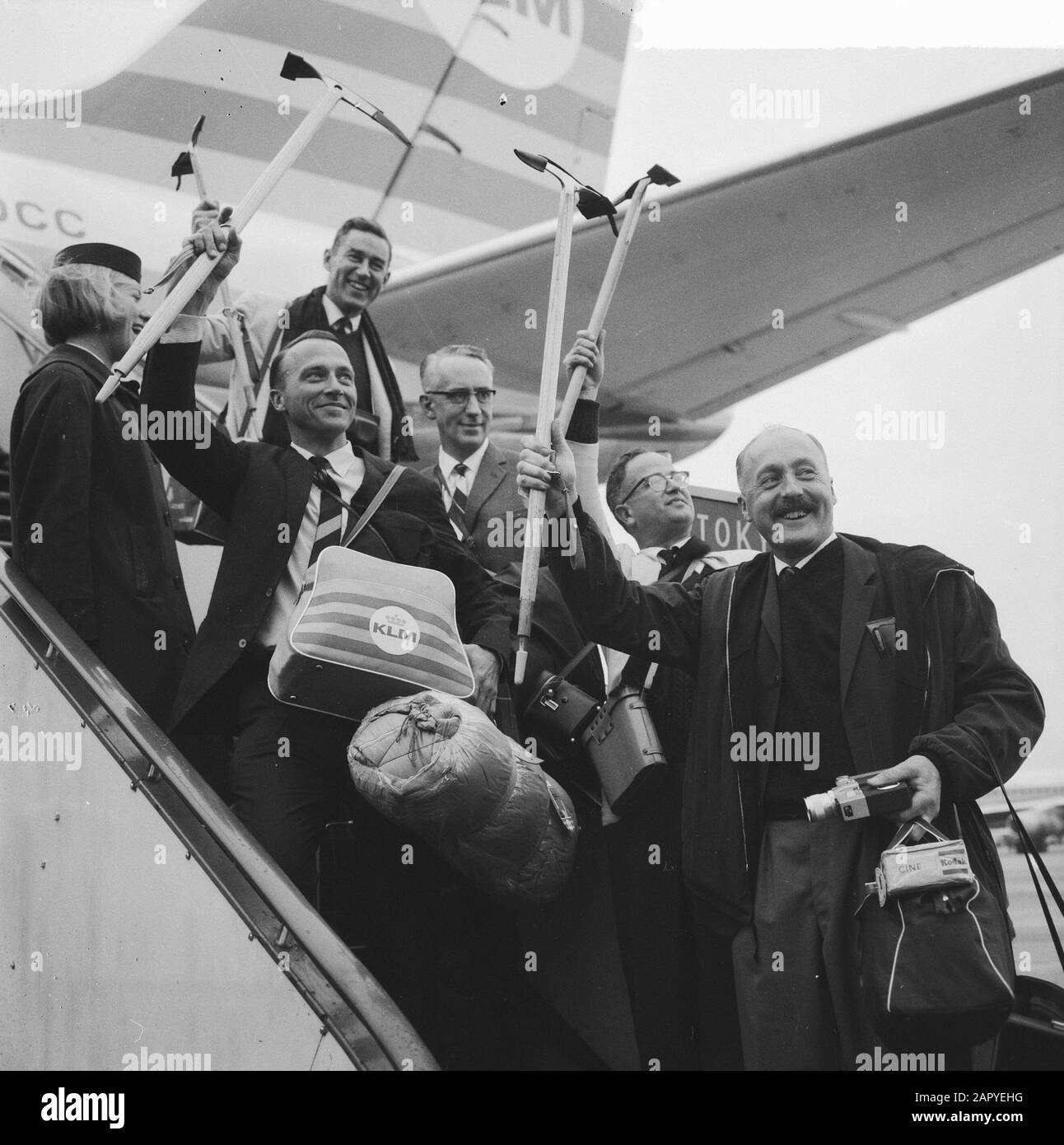 Five Dutch people, including three doctors, left Schiphol to the Himalayas. In addition to sporting pleasure, the gentlemen will also collect plants and insects, take pictures and provide medical assistance to the population. The journey will take about six weeks. Mr Nauta, behind him Dr De Graaf, Mr De Beaufort, Dr Noordijk and Mr Bentink Date: 18 March 1965 Location: Noord-Holland, Schiphol Keywords: expeditions, group portraits, departures, airports Stock Photo