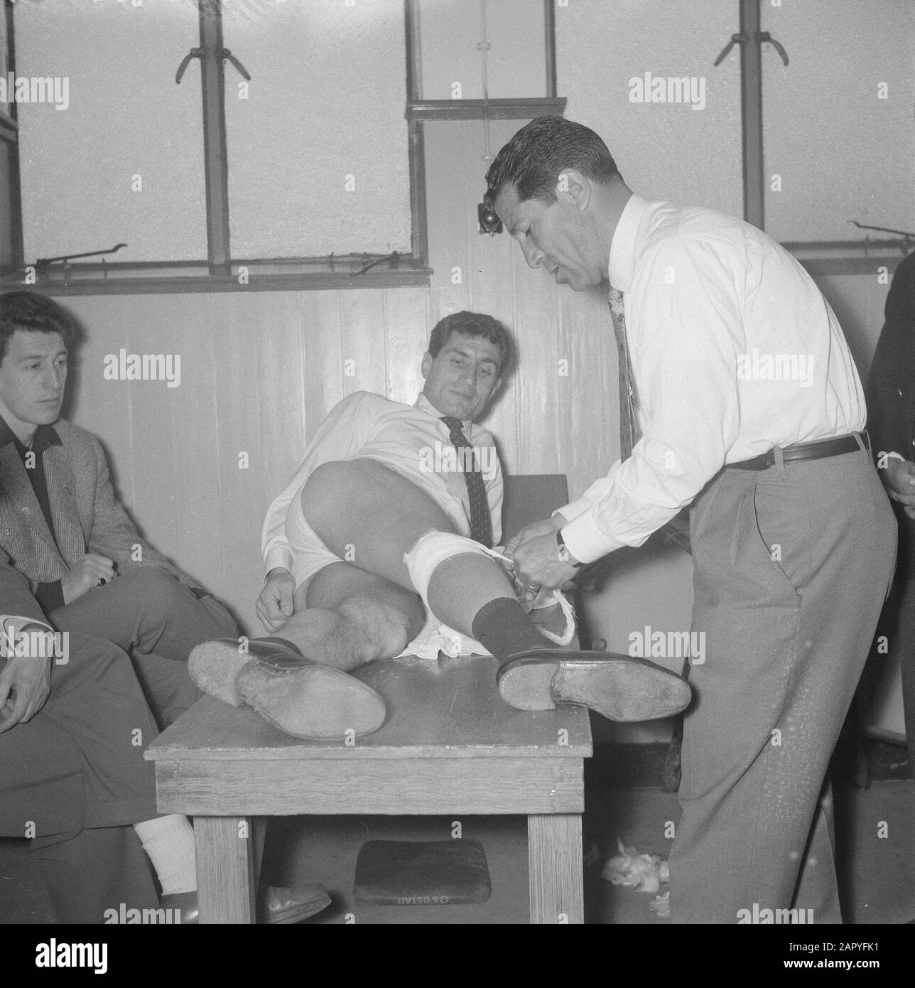 Turkish football team in Amsterdam. Lefter Küçükandonyadis is treated to his injury Date: 3 May 1958 Location: Amsterdam, Noord-Holland Keywords: sports injuries, footballers Personal name: Küçükandonyadis, Lefter Stock Photo