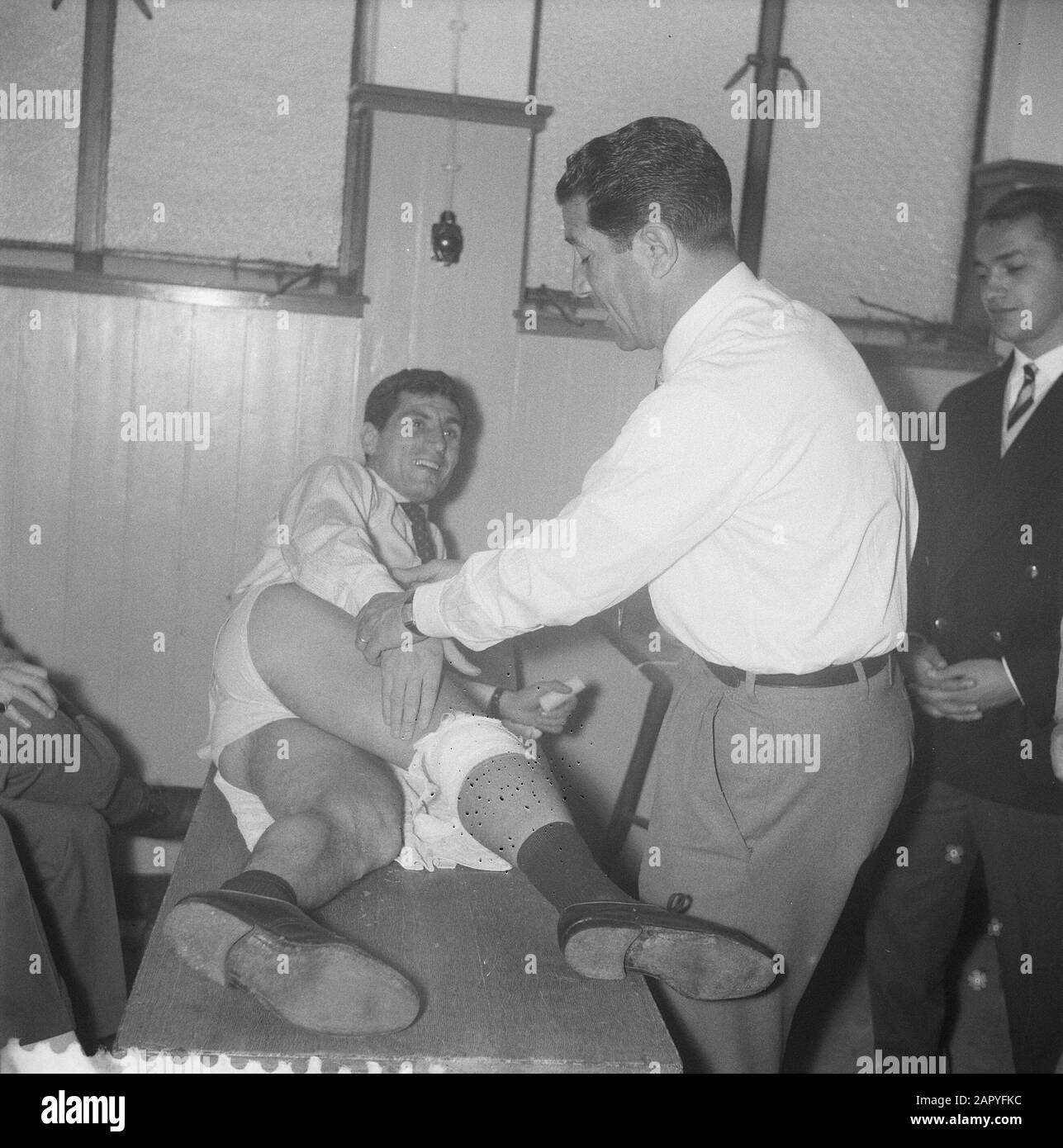 Turkish football team in Amsterdam. Lefter Küçükandonyadis is treated to his injury Date: 3 May 1958 Location: Amsterdam, Noord-Holland Keywords: sports injuries, footballers Personal name: Küçükandonyadis, Lefter Stock Photo