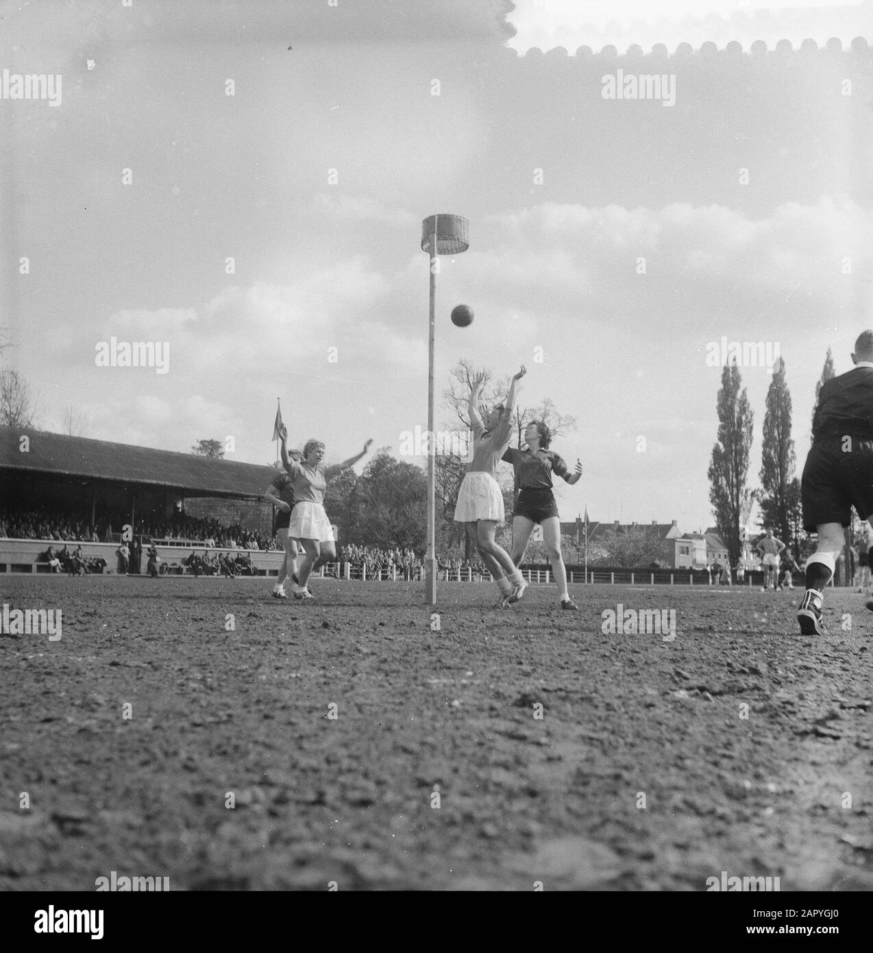 Korfbal Belgium v Netherlands in Antwerp, Dutch girls cheering for the third Dutch goal Date: 19 april 1959 Stock Photo