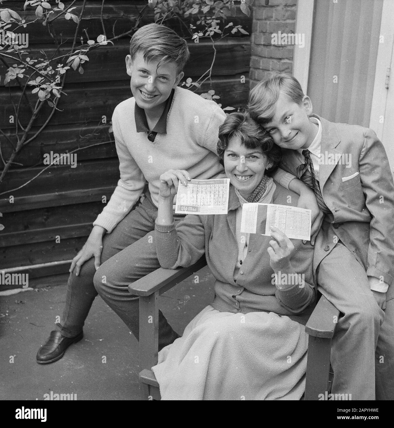 Mrs Vera-Riel Meyer from The Hague wins double football pool, the winner with her sons Dickie 14 and Leslie 8 years Date: 9 May 1960 Location: The Hague, Zuid-Holland Keywords: sport, football pools, winners Personal name: Dickie, Leslie Stock Photo