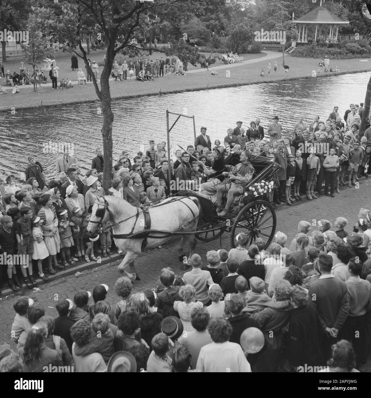 Purmerend 550 year city, ring stitches in costume Date: 14 July 1960 Location: Purmerend Keywords: RINGSTICLE, costume Stock Photo