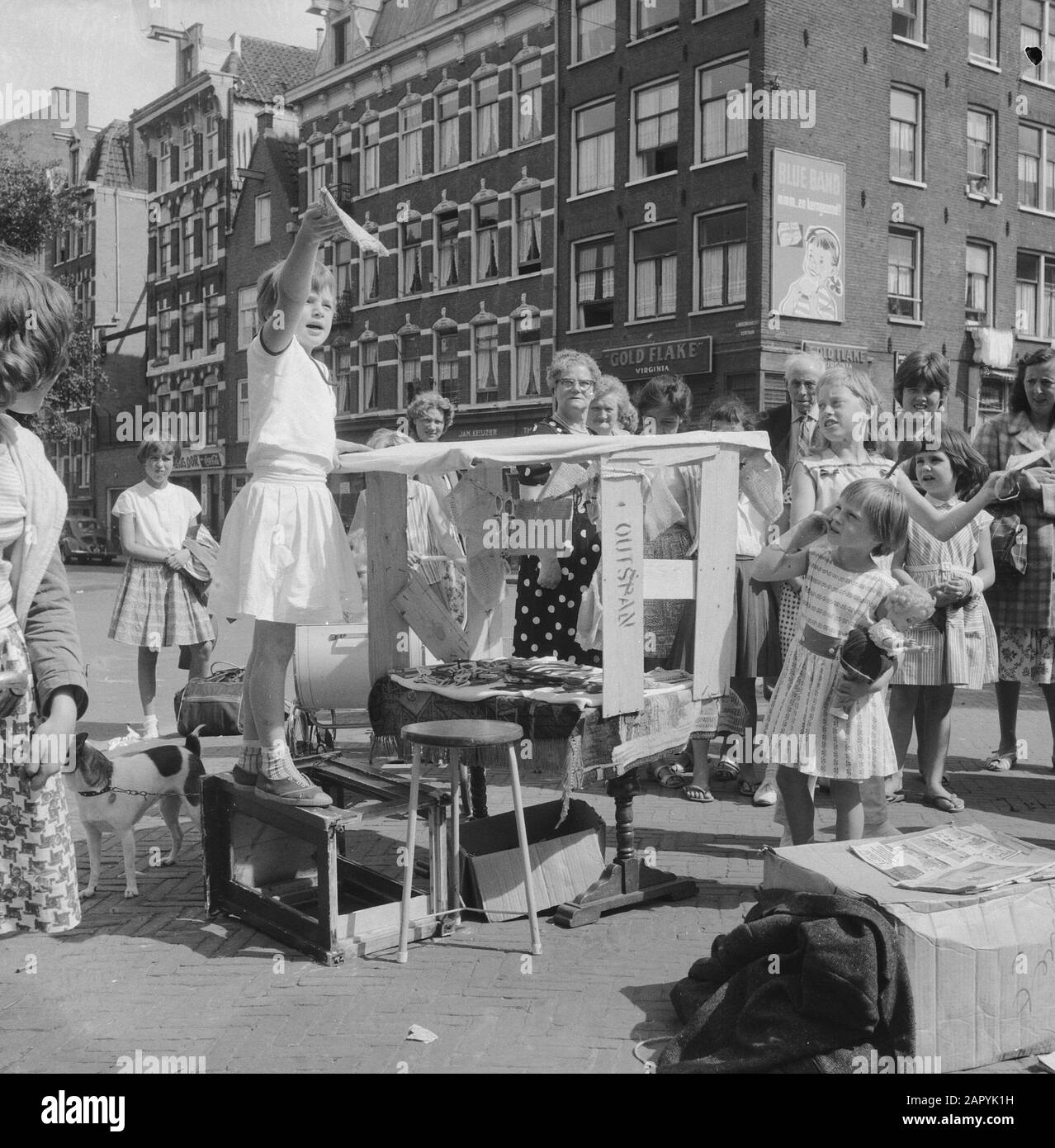 Children's market in the Jordaan, stand worker with washcloths Date: August  1, 1960 Location: Amsterdam, Jordaan (Amsterdam), Lindengracht,  Noord-Holland Keywords: children, markets, marketplace holiday Stock Photo  - Alamy