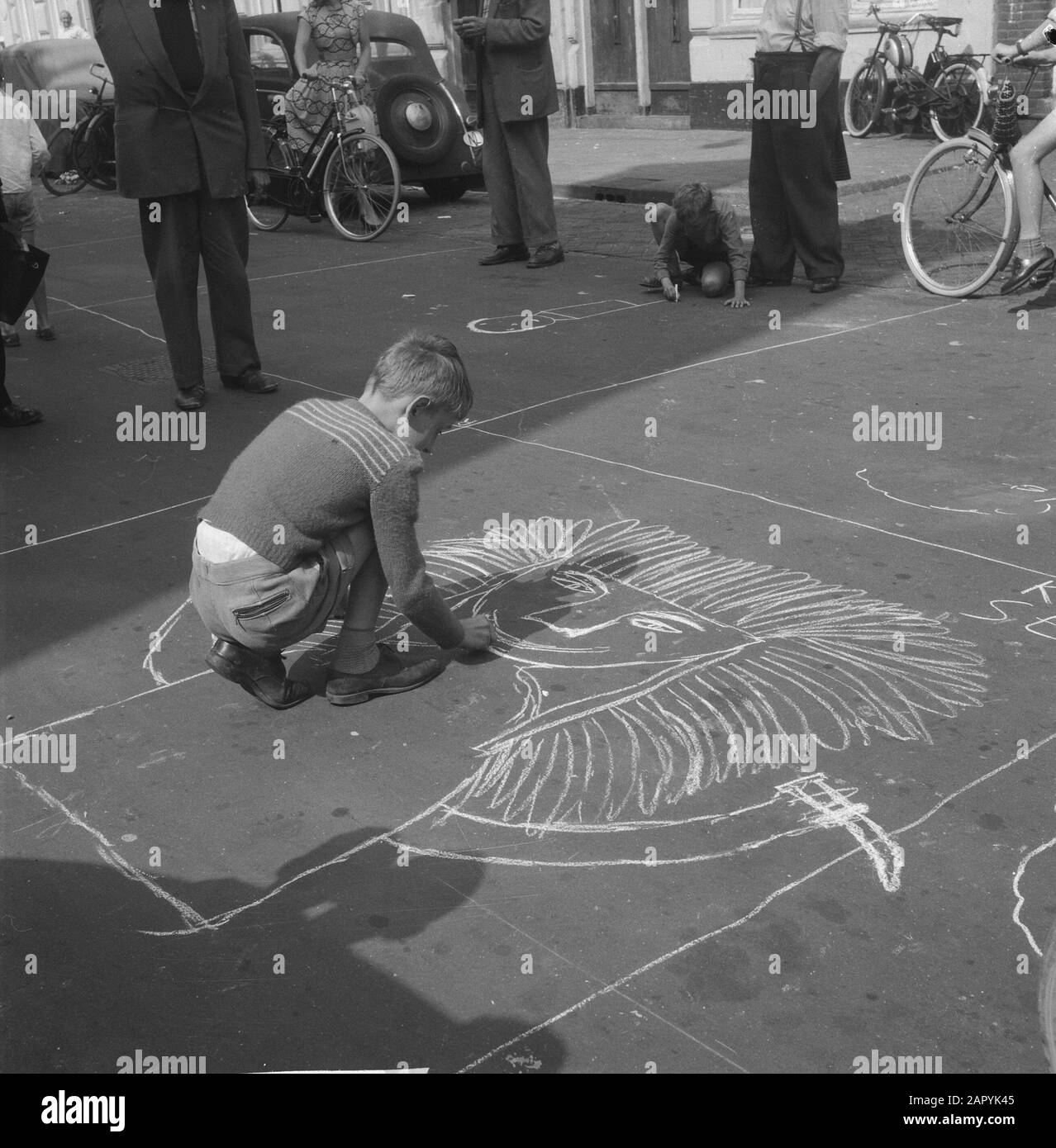 Street drawing contest in the Houtrijkstraat, an Indian king in the