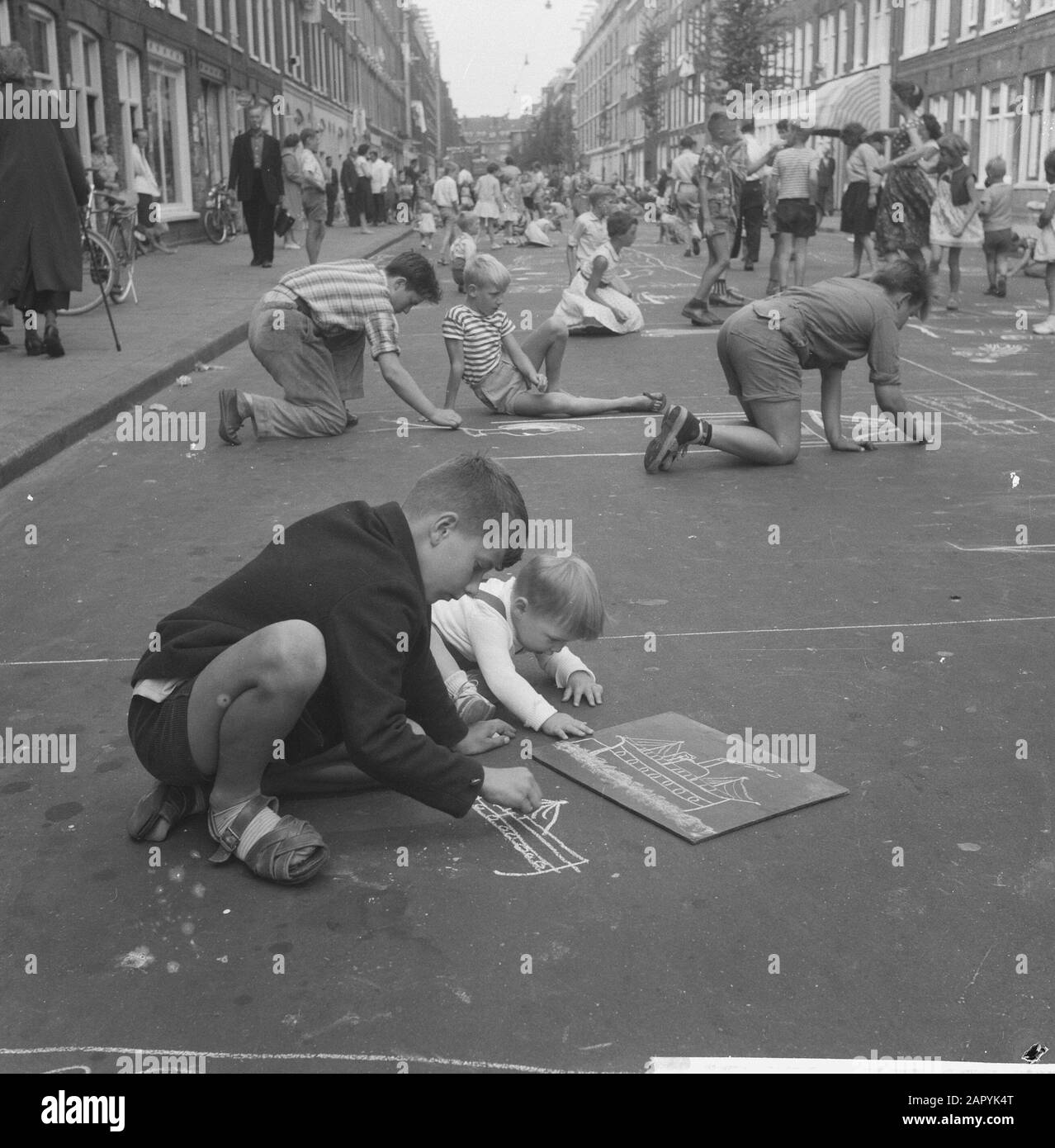 Street drawing contest in the Houtrijkstraat Date August 5, 1960