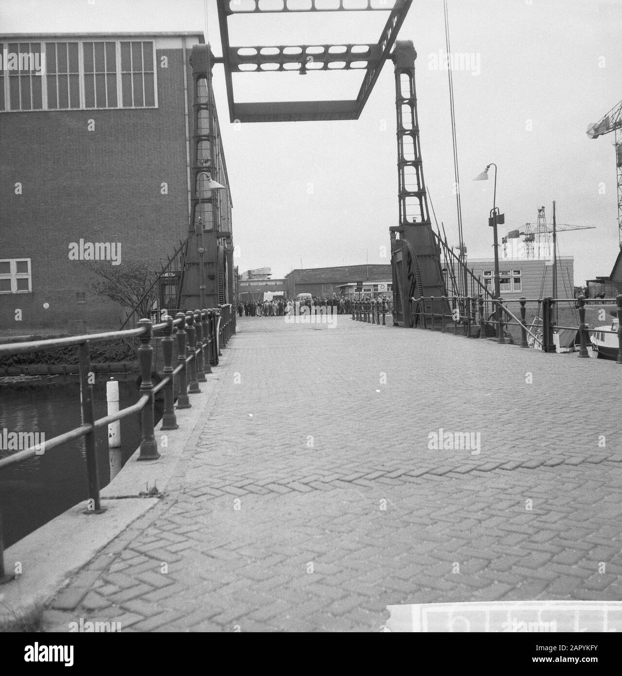 Strike at the NDSM, strikers pull over the terrain Date: 25 August 1960 Location: Amsterdam Keywords: shipbuilding Institution name: NDSM Stock Photo
