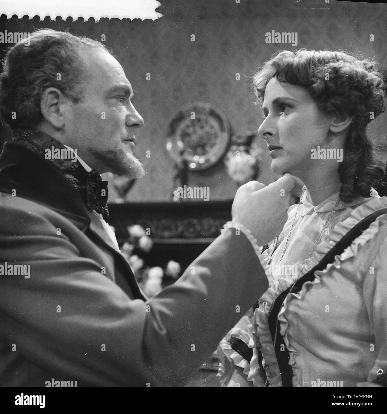 Television Game The heiress, left Max Croiset as Dr. Austin Sloper, right Manon Alving as Catherine Sloper Date: December 16, 1959 Keywords: actors, actresses, television games Personal name: Croiset, Max, Sloper, Catherine Stock Photo