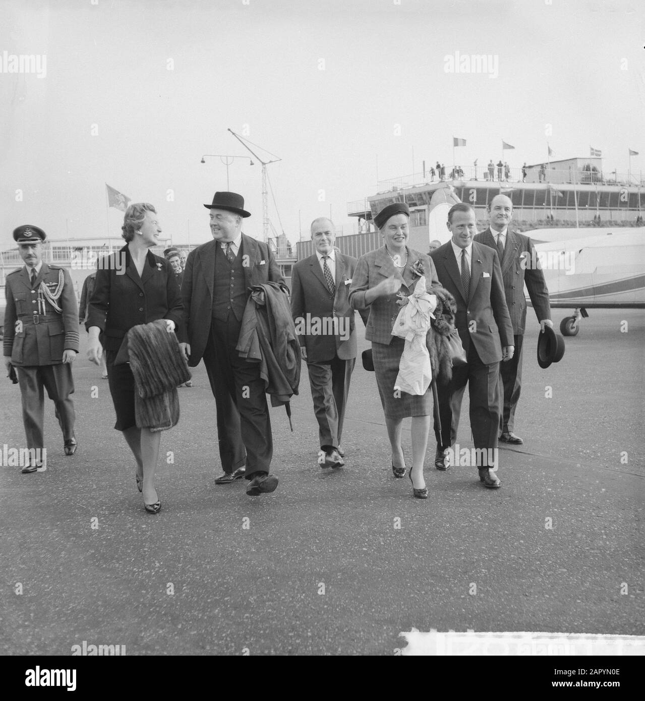 Departure of Sir and Lady Mason at Schiphol, Mrs. Van de Beugel, Sir Paul Mason, Lady Mason and drs. Van de Beugel Date: 7 October 1960 Location: Noord-Holland, Schiphol Keywords: departures Personal name: Mason, Paul, Mrs van de Beugel Stock Photo