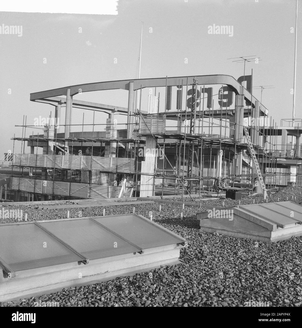On the roof of the Groothandelsgebouw in Rotterdam a cinema is being built Annotation: The architects are Huig A. Maaskant and Willem van Tijen Datum: January 3, 1961 Location: Rotterdam, Zuid- Holland Keywords: cinemas, wholesale buildings Stock Photo