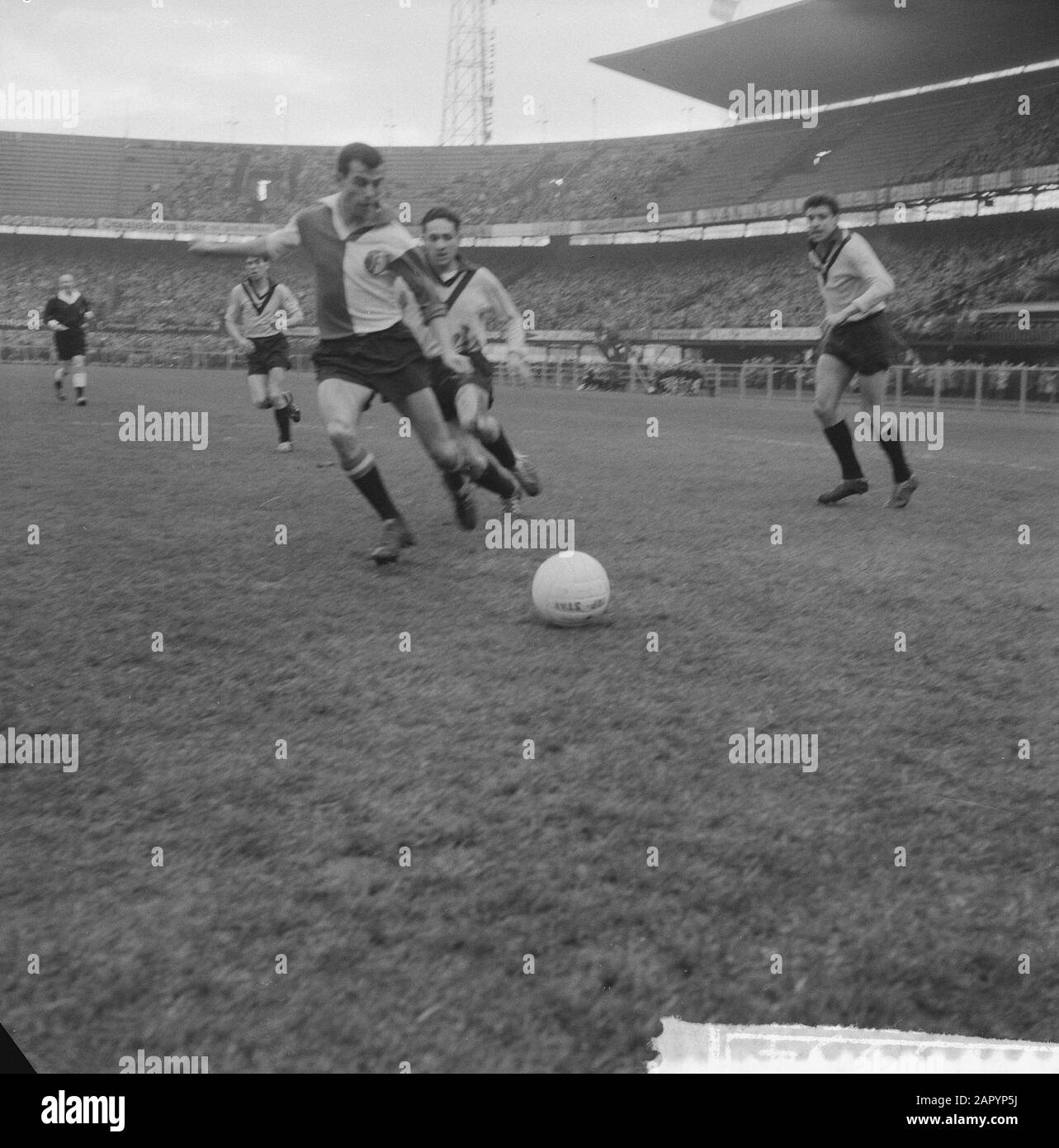 Feyenoord v VVV 3-3, Coen Moulijn in action Date: January 8, 1961 Location: Rotterdam, South-Holland Keywords: sport, football Personal name: Moulijn, Coen Institutional name: Feyenoord, VVV Stock Photo
