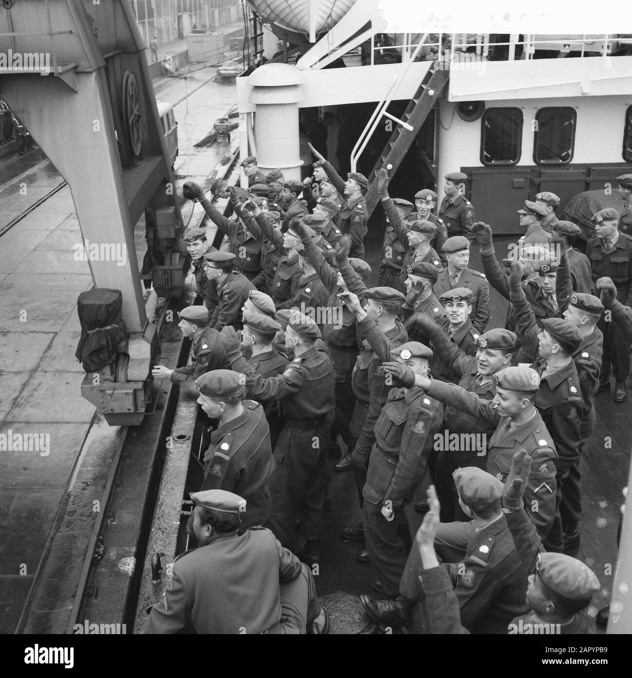 Departure first detachment of the first Surinamese company per Ms. Willemstad to Suriname, soldiers waving at farewell Date: 13 January 1961 Location: Suriname Keywords: FEED, COMPAGNIES, DETACHEMENTS, Soldiers Institution name: MS Willemstad Stock Photo