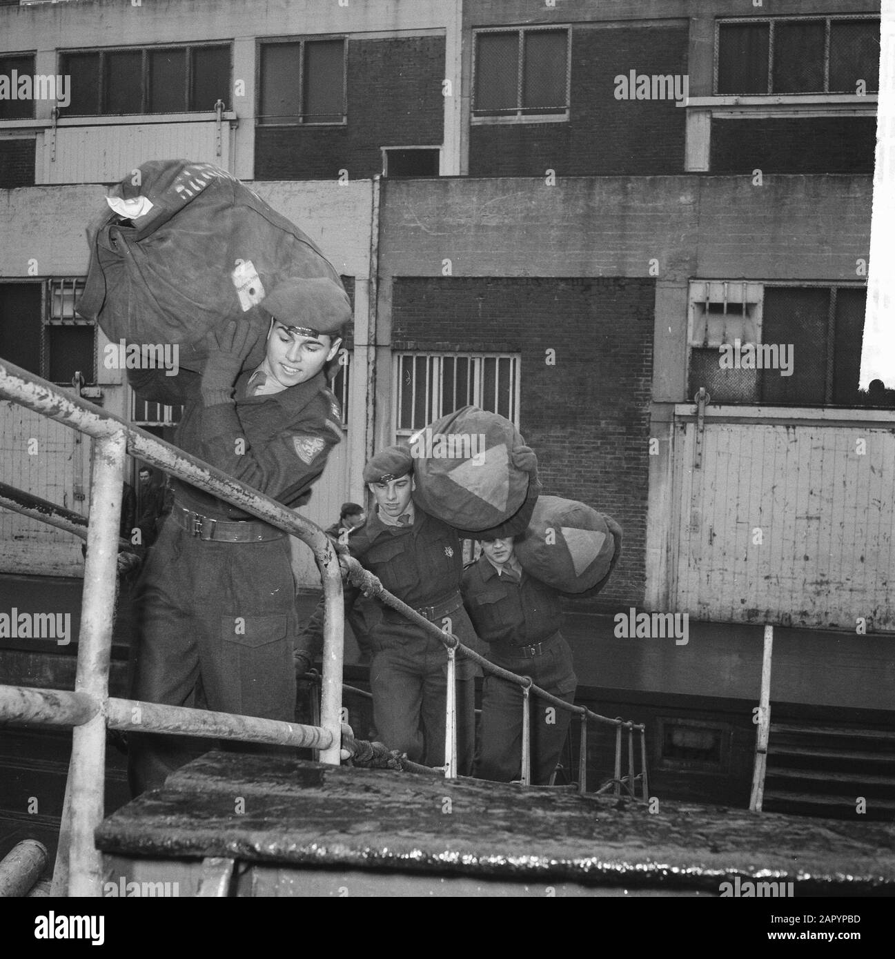 Departure first detachment of the first Surinamese company per Ms. Willemstad to Suriname, soldiers go on board with their duffel bag Date: January 13, 1961 Location: Suriname Keywords: COMPAGNIES, DETACHEMENTS, Soldiers, depart Institution name: MS Willemstad Stock Photo