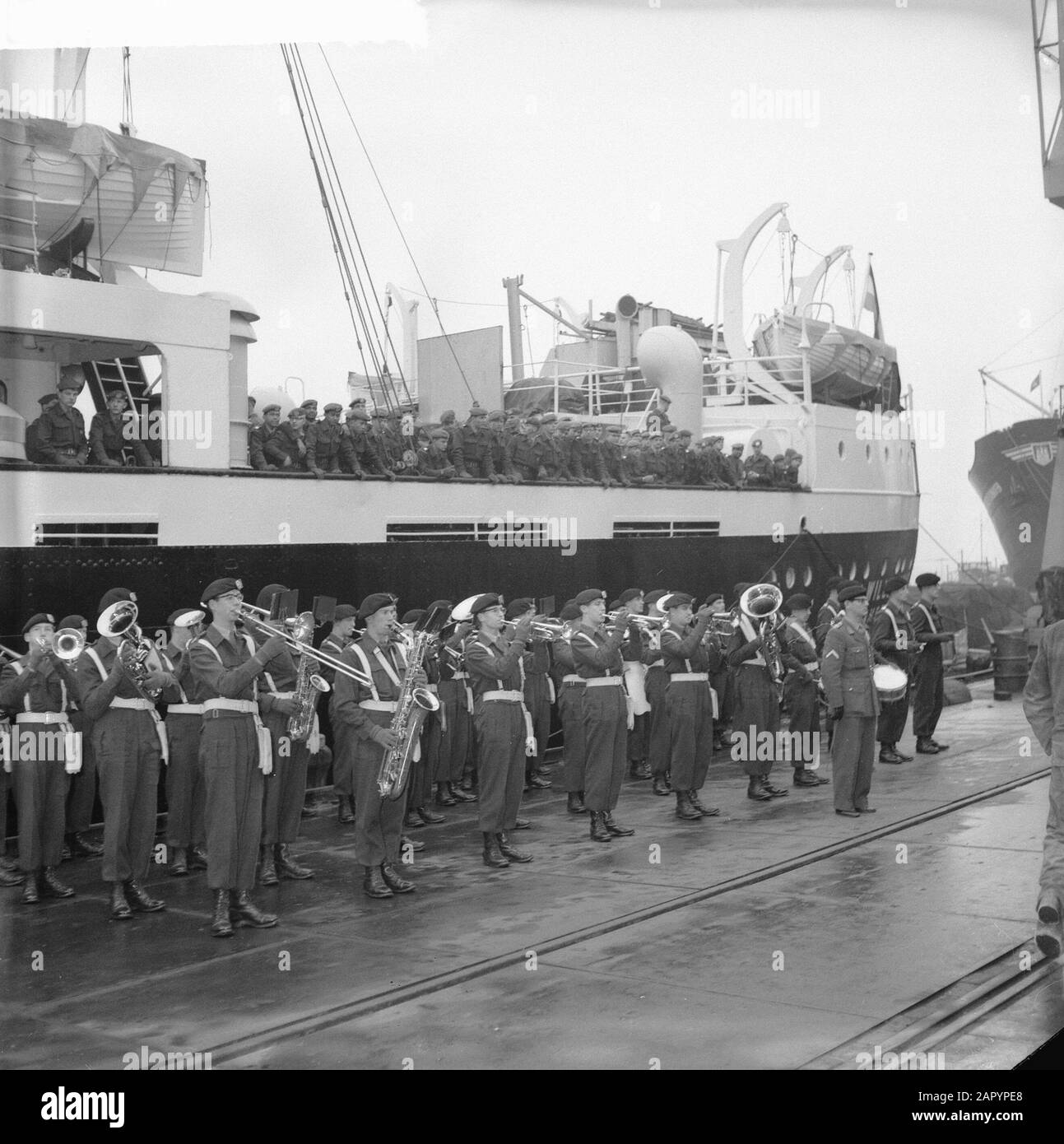 Departure first detachment of the first Surinamese company per Ms. Willemstad to Suriname, trompettercorps der cavalry plays at farewell Date: 13 January 1961 Location: Suriname Keywords: FEED, CAVALERIE, COMPAGNIES, DETACHEMENTS Institution name: MS Willemstad Stock Photo