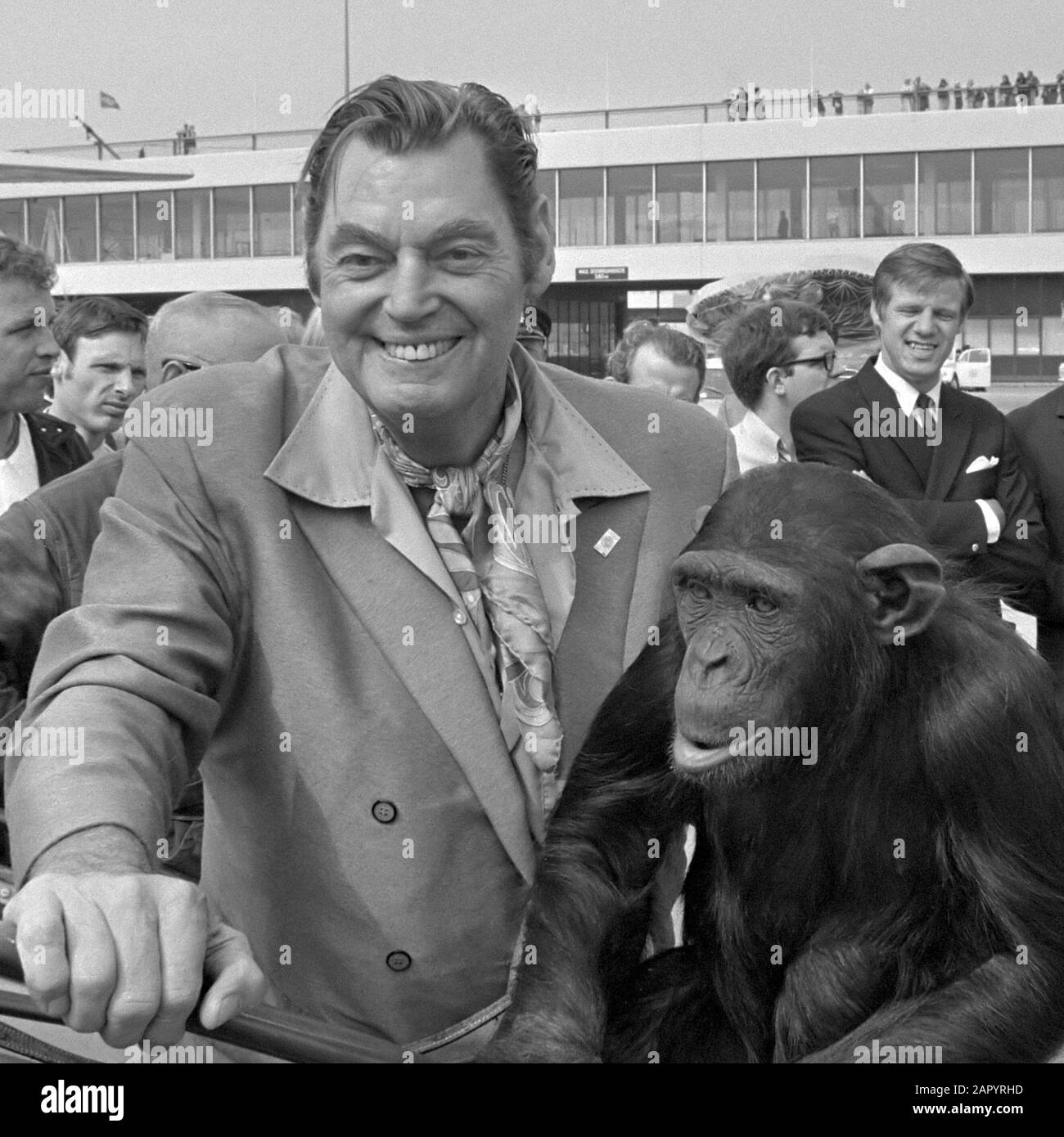 ' Acteurs Raymond Burr en ex-Tarzan Johnny Weismuller (USA) arriveren op Schiphol; Weismuller met aap 24 juni 1970; ' Stock Photo