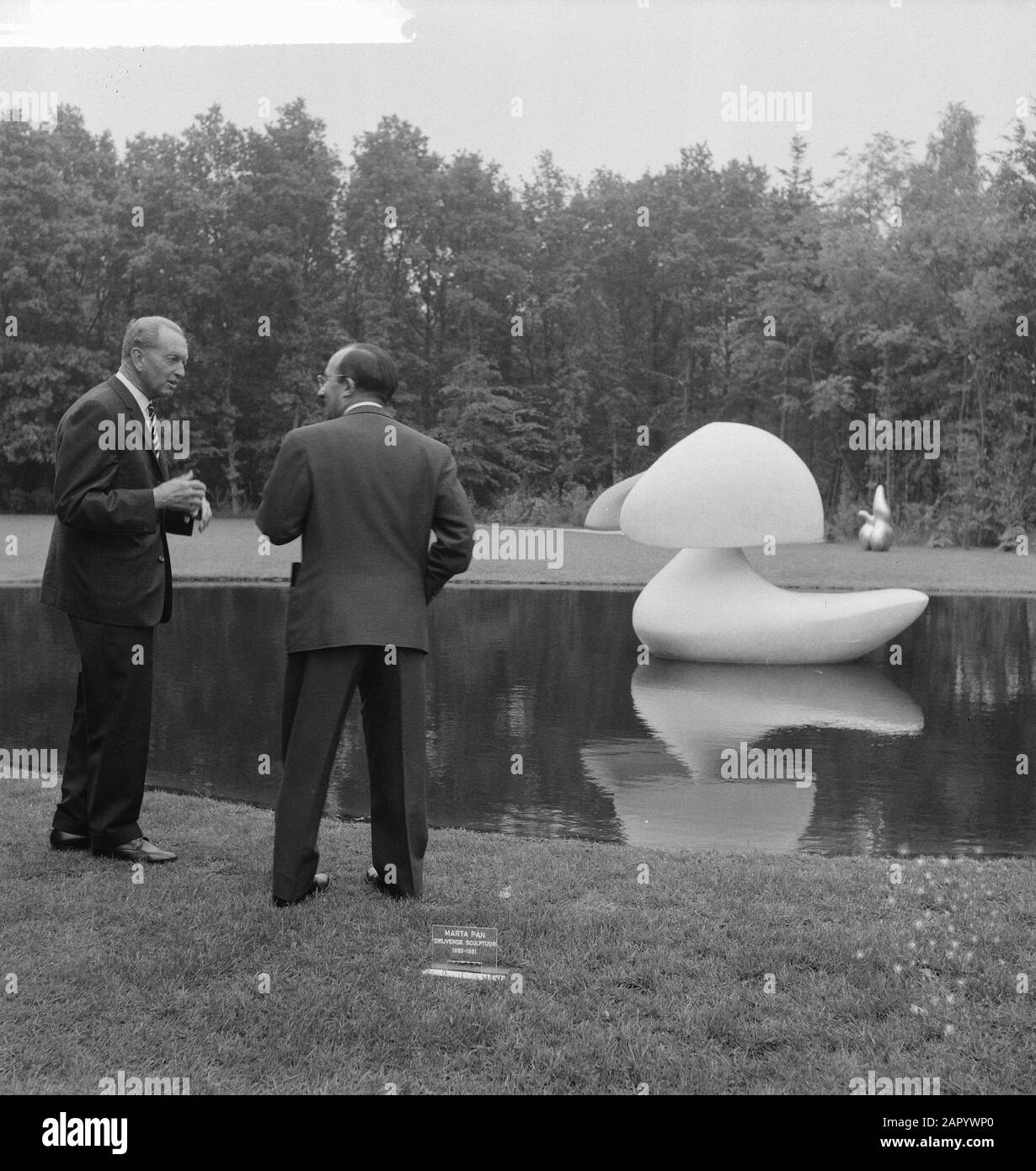 De Stilte van de Beweging. Kröller-Müller Museum. Otterlo 1968. by OXENAAR  R. / CAMARGO / MACK /MORELLET /LE PARC /RICKEY /SOBRINO /SOTO /TOMASSELLO  /UECKER /YVARAL: Good Soft cover (1968) 1st Edition | Roe and Moore, image size:1230x1390