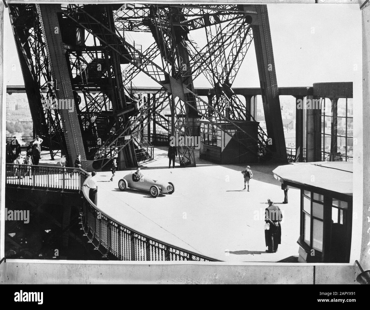 Racing car at the Eiffel Tower @ Date: 11 June 1948 Location: France