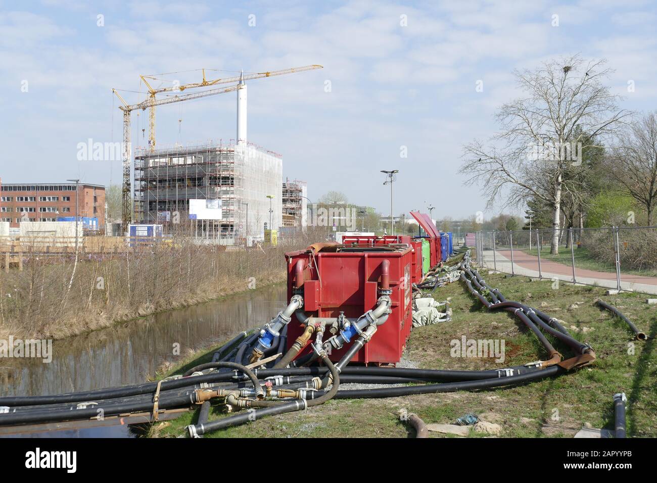 Metallrohre an einem Container für Grundwasserabsenkung, Deutschland, Europa Stock Photo