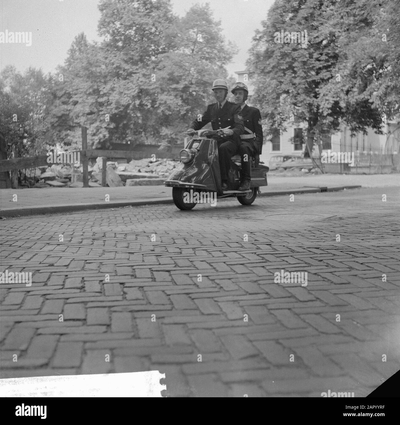 Rotterdam police op scooter Date August 3, 1961 Location Rotterdam, ZuidHolland Keywords