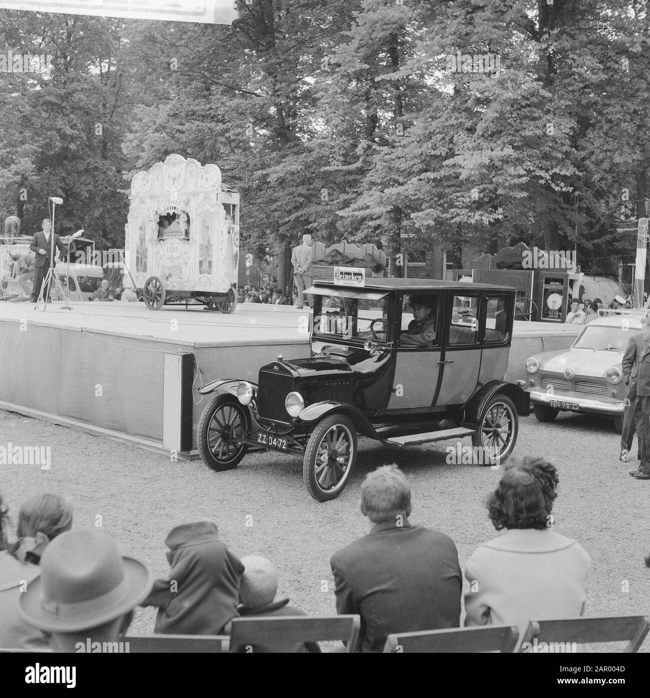 Ruidorgan competition in Den Bosch. Old car of Heineken Date: August 17, 1961 Location: Den Bosch Keywords: Autos Personal name: HEINEKEN Stock Photo