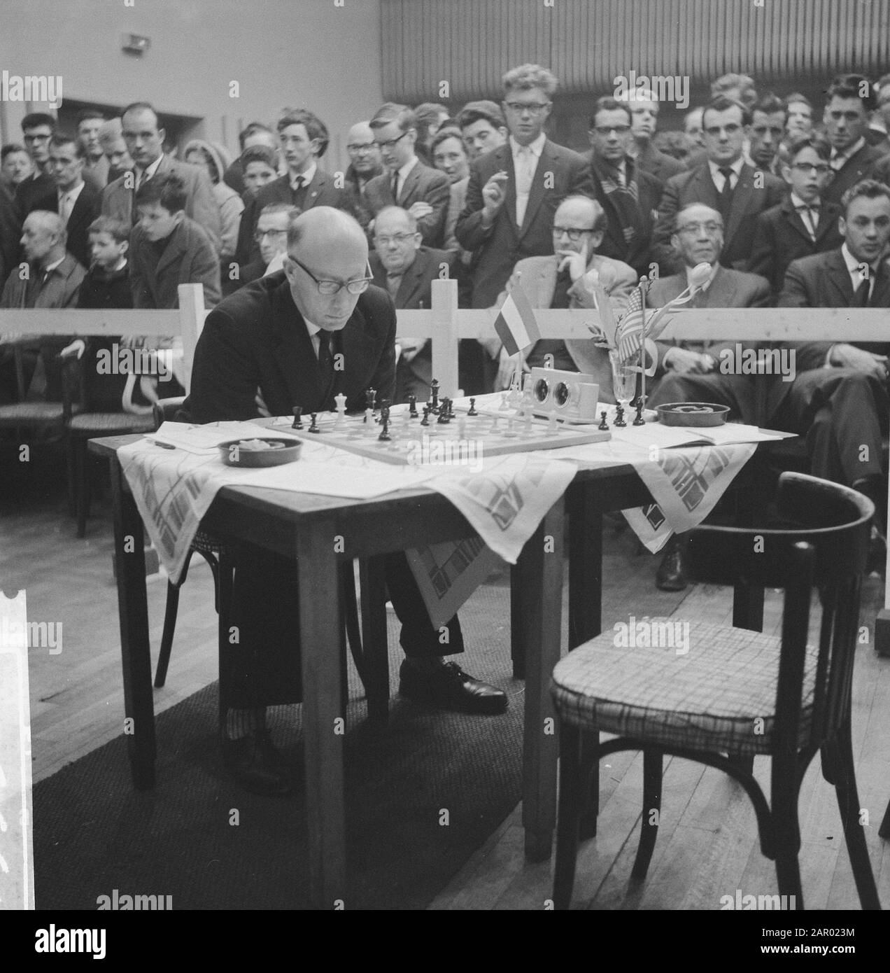 Fourth Round Block Furniture Chess Tournament. Godfried Bomans Date: 14  January 1962 Keywords: chess players Personname: Bomans, Godfried  Institution name: Hoogovenschaaktournooi Stock Photo - Alamy