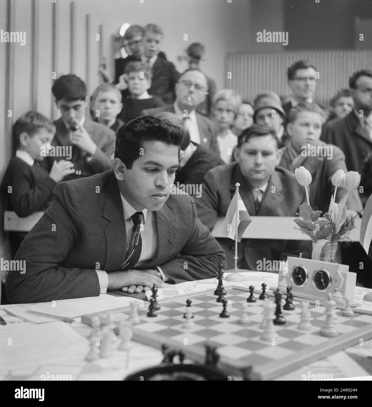 Fourth Round Block Furniture Chess Tournament. Godfried Bomans Date: 14  January 1962 Keywords: chess players Personname: Bomans, Godfried  Institution name: Hoogovenschaaktournooi Stock Photo - Alamy