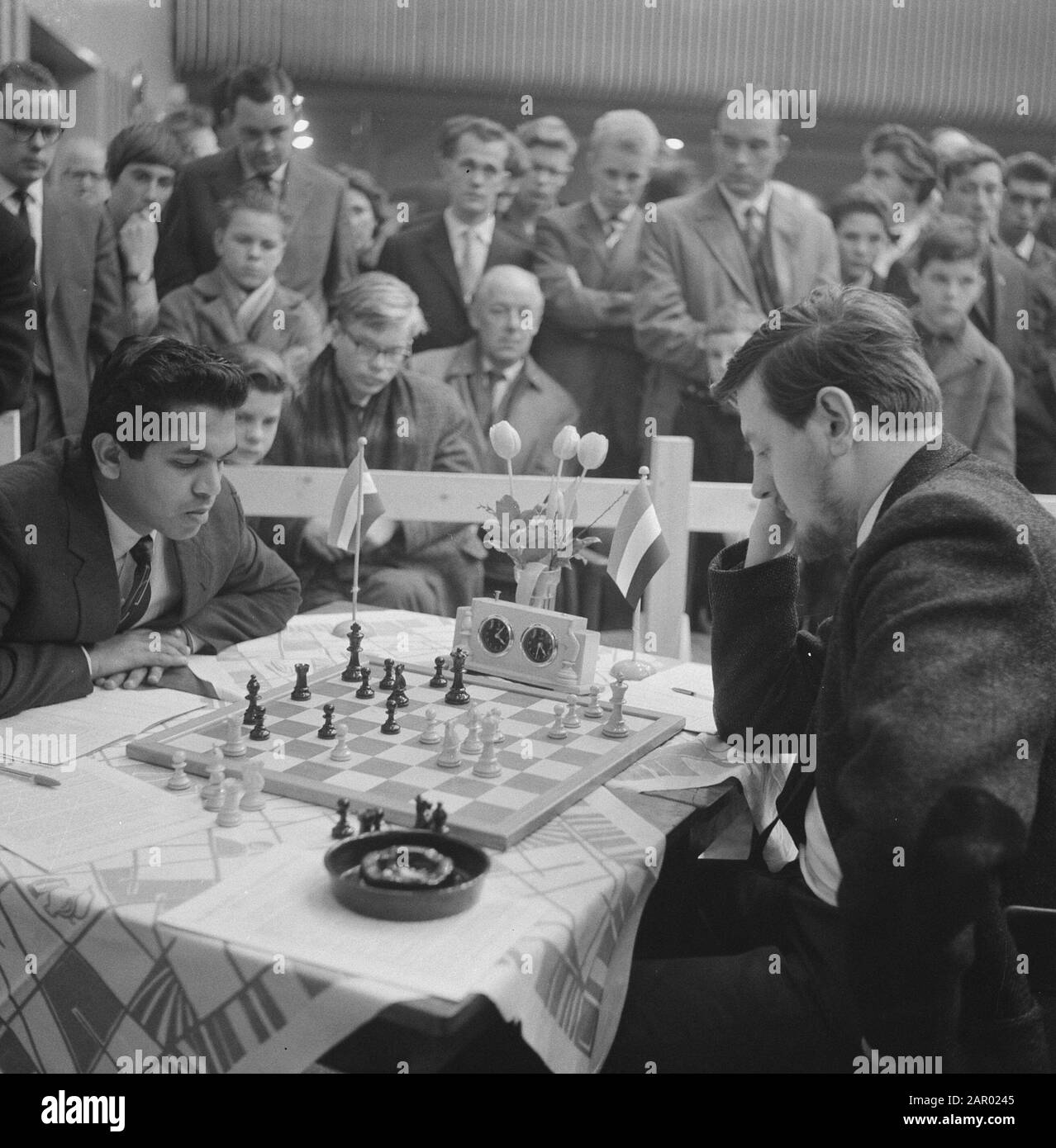 Fourth Round Block Furniture Chess Tournament. Godfried Bomans Date: 14  January 1962 Keywords: chess players Personname: Bomans, Godfried  Institution name: Hoogovenschaaktournooi Stock Photo - Alamy