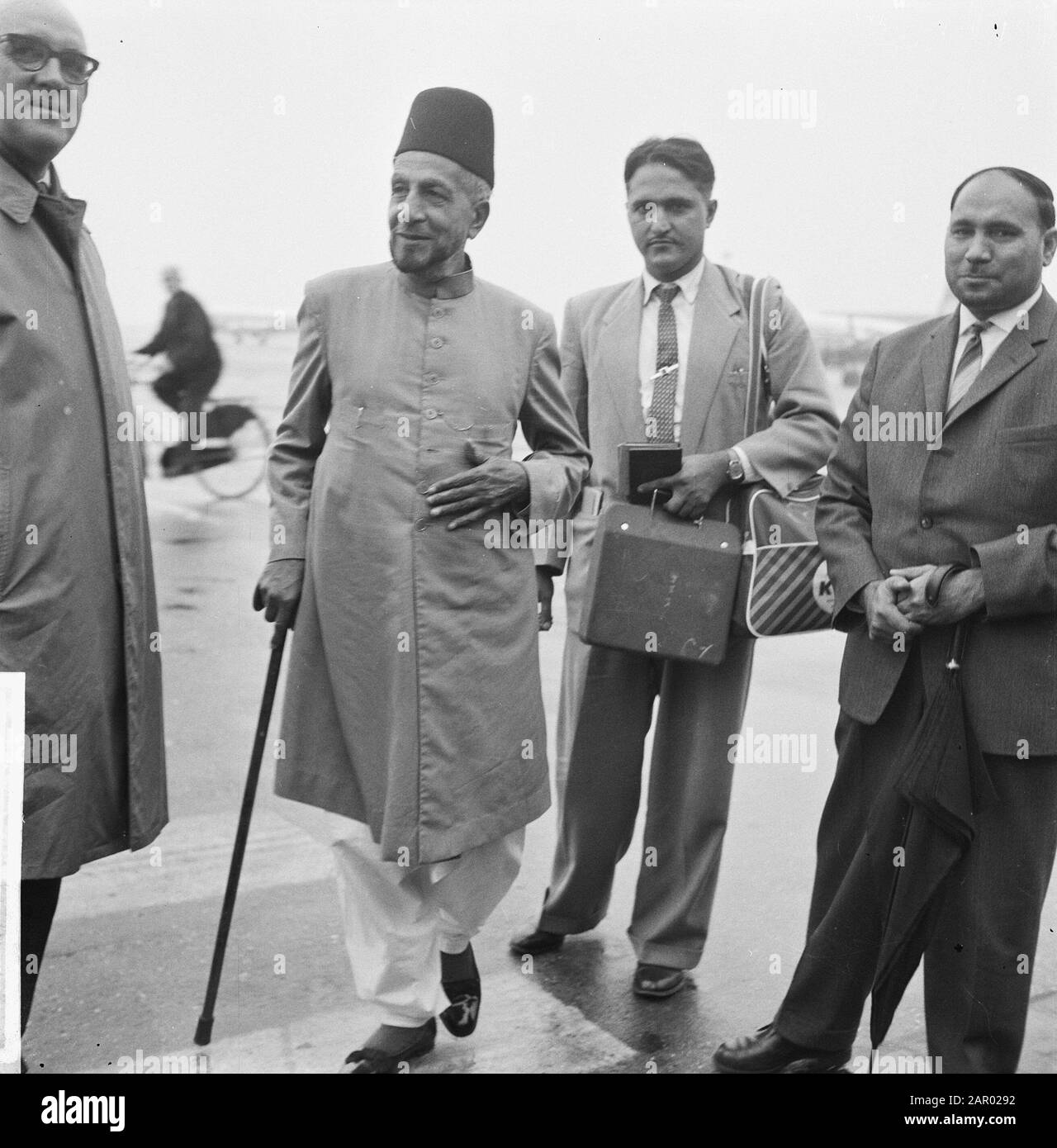 Sheikh Al Haadj Mian Mohammed with cook at Schiphol Date: 2 October