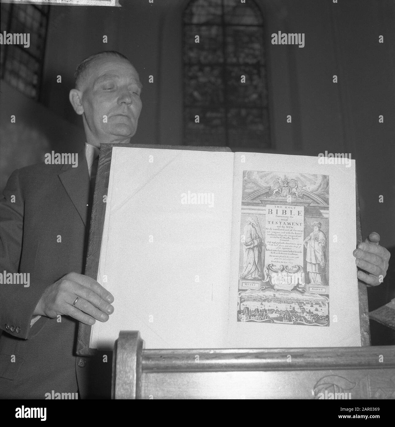 Restoration English church at Beguinage. Assignment Trouw. Man with Bible Date: October 26, 1961 Keywords: Bibles, churches, men, restorations Institutional name: Begijnhof, Trouw Stock Photo