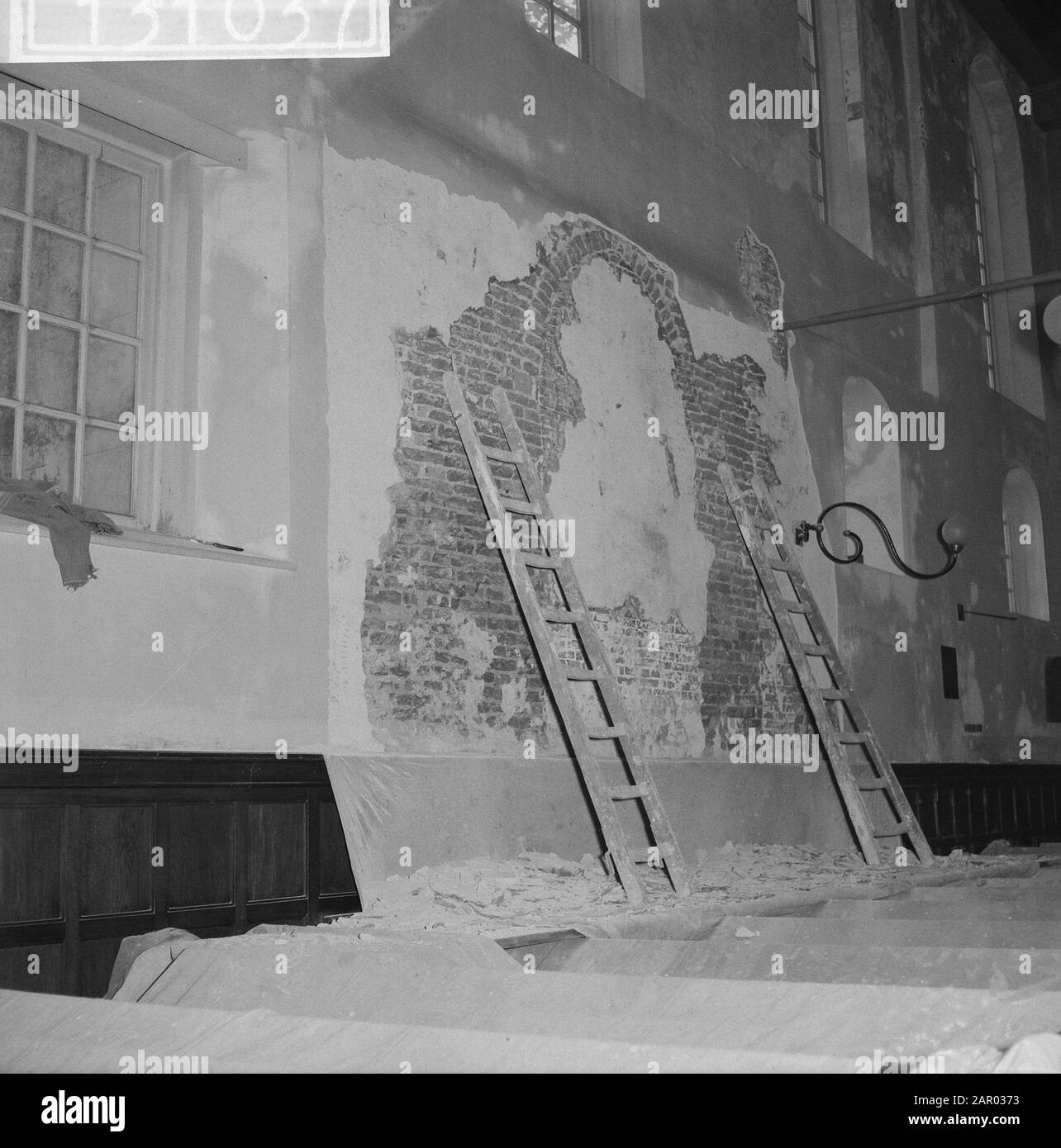 Restoration English church at Beguinage. Assignment Trouw. Piece of wall with masonry door Date: October 26, 1961 Keywords: doors, churches, walls, restorations Institution name: Begijnhof, Trouw Stock Photo