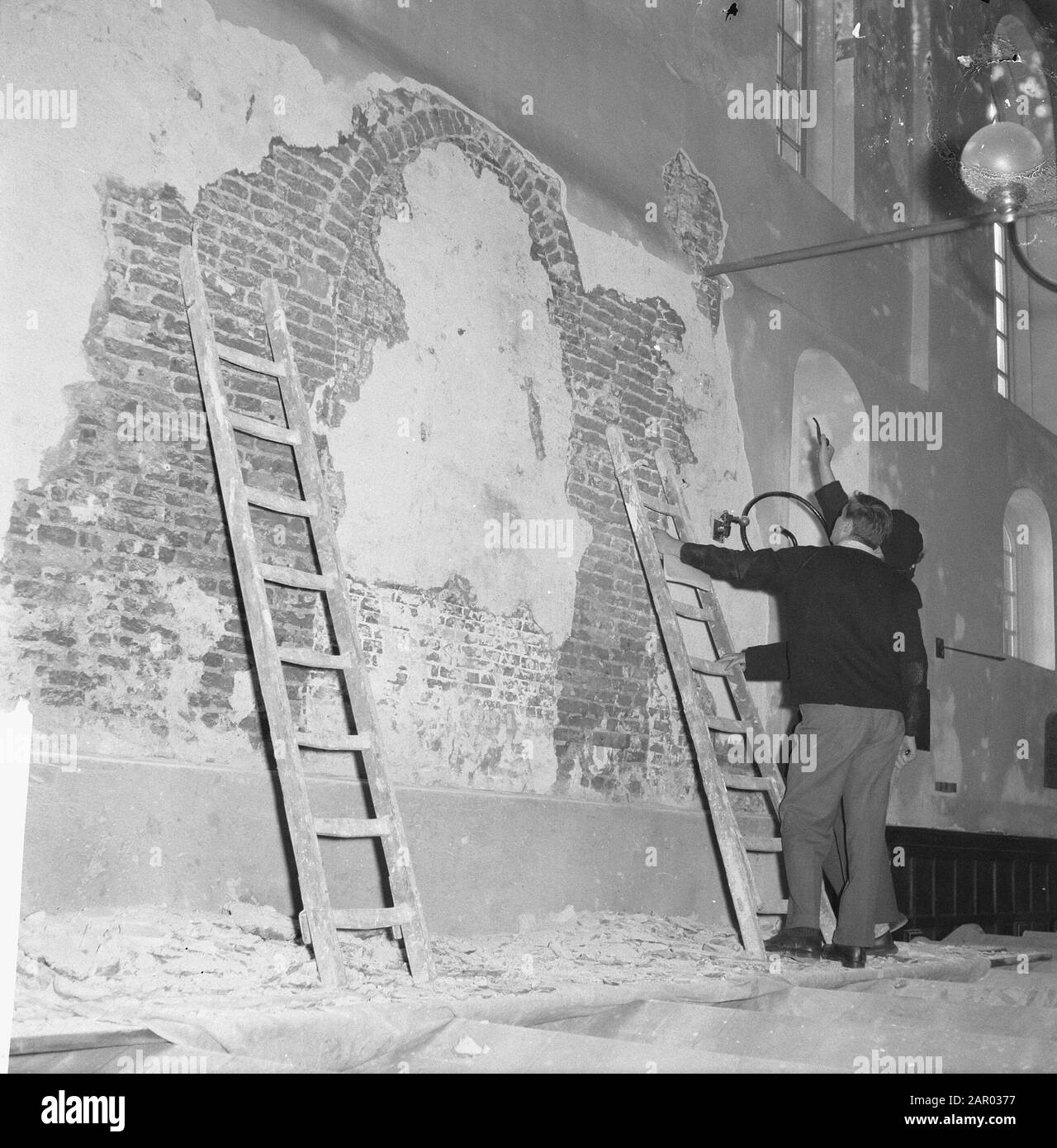 Restoration English church at Beguinage. Assignment Trouw. Piece of wall with masonry door Date: October 26, 1961 Keywords: doors, churches, walls, restorations Institution name: Begijnhof, Trouw Stock Photo