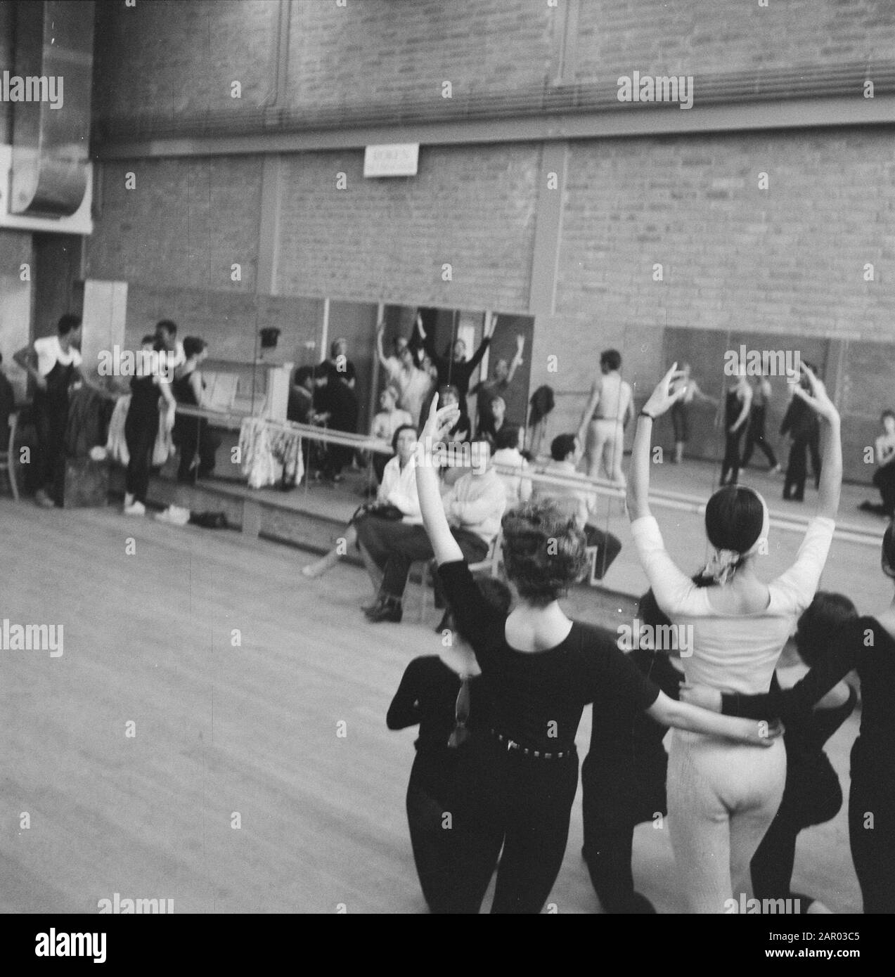 Rehearsal National Ballet. Dance scene from the Etude of Harold Lander Annotation: In the middle against the mirror: Sonia Gaskell and ballet master Roland Casenave Date: 6 November 1961 Keywords: ballet, rehearsals Personal name: Casenave, Roland, Gaskell, Sonia Stock Photo