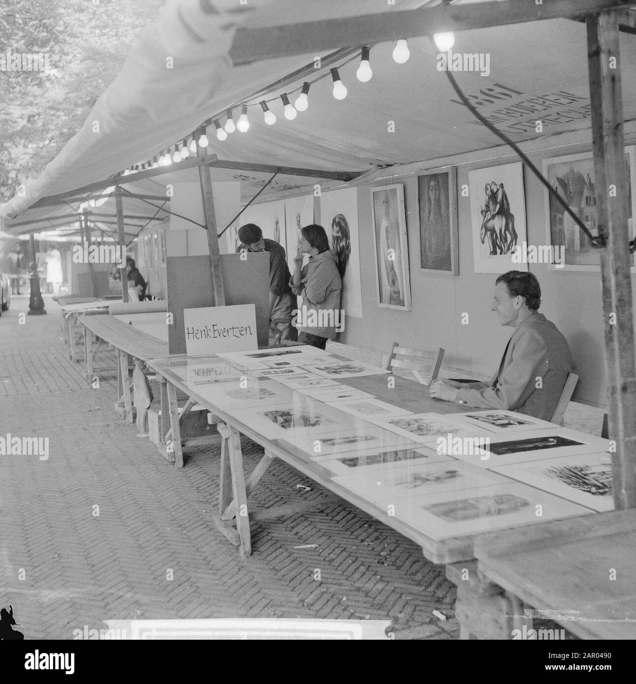 Outdoor art stand in Black and White Stock Photos & Images - Alamy