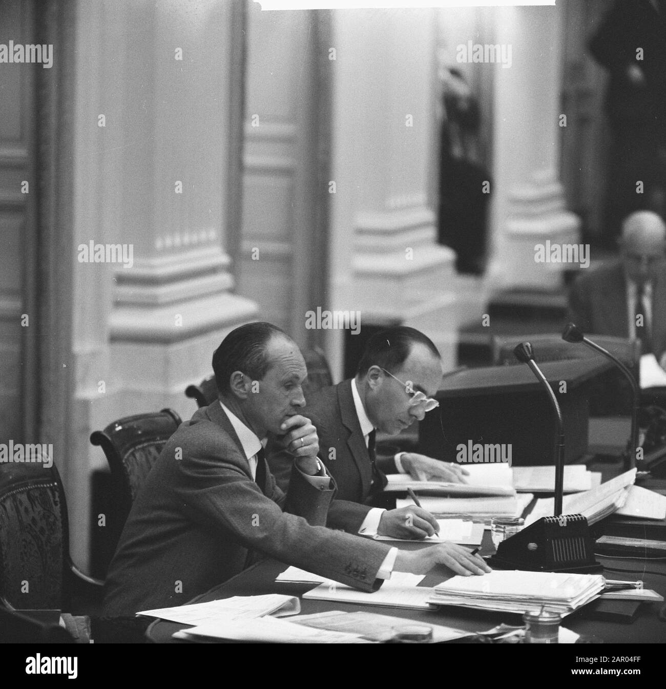 Ministers meeting at the Cabinet, Director General of Education Mr. J.G.M. Broekman and Minister Cals Date: June 26, 1962 Keywords: Ministers Personal name: Cals, Jo Stock Photo