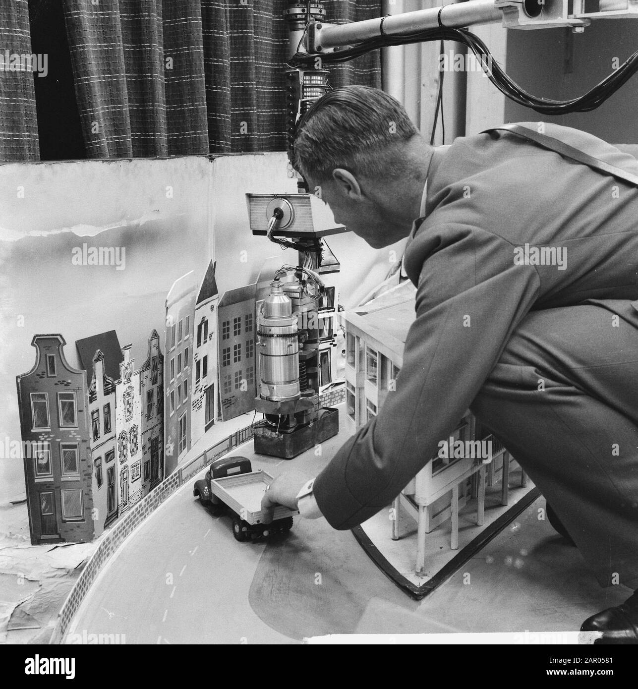 Dutch army driving educator (inventor), communist driving school Colonel R.O. van Manen Date: 10 July 1962 Keywords: LEGER, Riding Schools, inventors Stock Photo