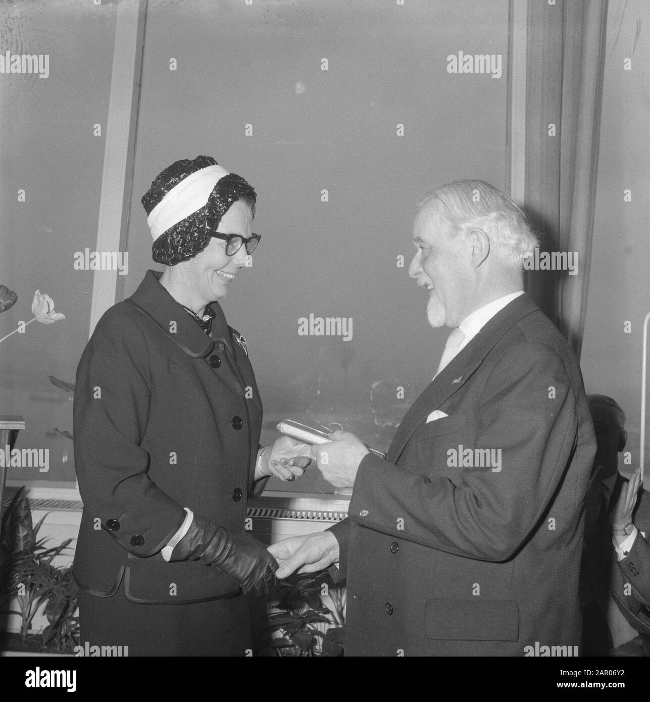 Mrs Van Hall Nijhoff awards book seller award 1962 to Siegfried E. van Prague Date: March 29, 1962 Stock Photo