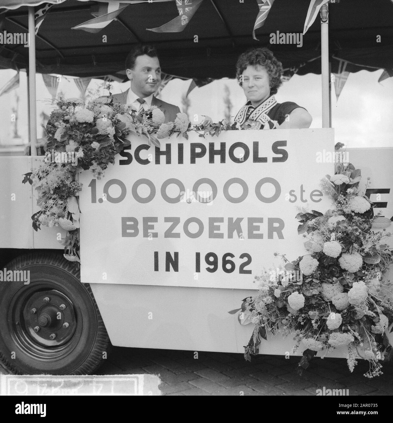 Volendamse 1.000.000 visitor at Schiphol Date: August 21, 1962 Location: Noord-Holland, Schiphol Keywords: visitors Stock Photo
