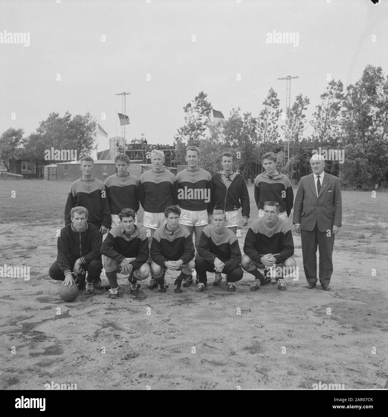 Elftal Volendam, standing by painter, K. Zwarthoed, Tol, Karregat, G. Zwarthoed, Bond, Dubbelman, sitting Kwakman, Smit, Pelk, Scratch and Painter Date: September 11 1962 Location: Noord- Holland, Volendam Keywords: teams, portraits, sport, football Personal name: Bond, Dubbelman, Karregat, Scratch, Painter, Painter, Smit, Tol, Zwarthoed G., Zwarthoed K. Stock Photo