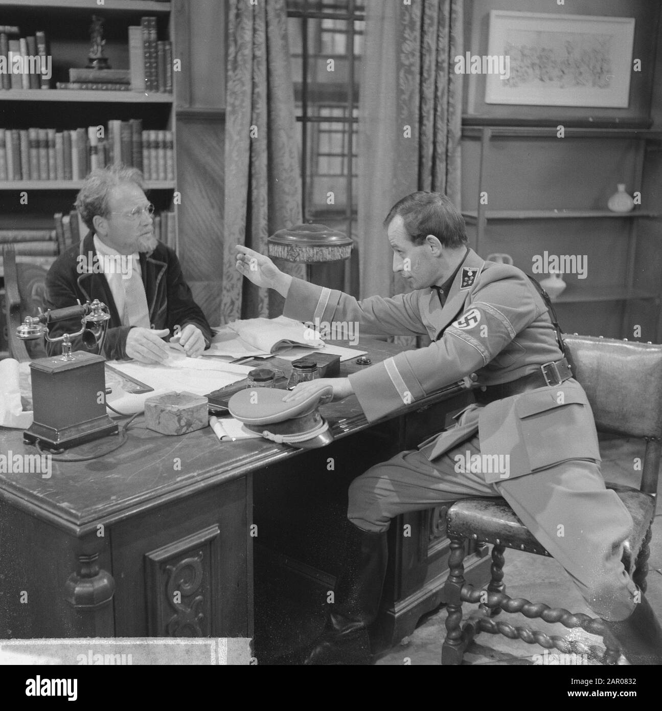 'He sits at the melting crucible”, a TV game by VPRO, Max Croiset and Julien Schhoenaers (right) Annotation: Towards a play by Kaj Munk Date: 17 October 1962 Keywords: acteers, television dramas Personal name: Croiset, Max, Schoenaerts, Julien Institution name: VPRO Stock Photo